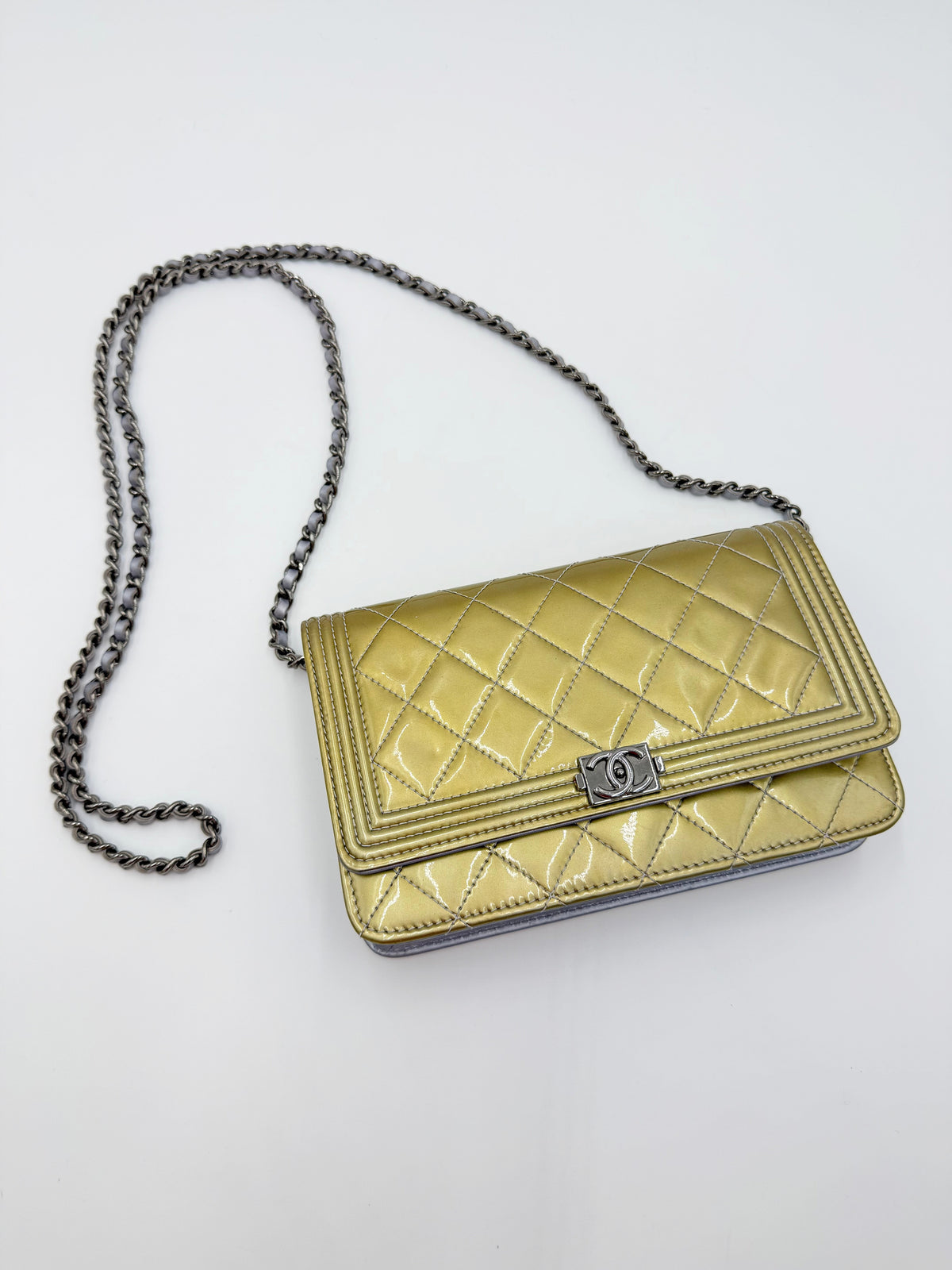 Chanel Borsa Boy Wallet on Chain Matelassé in Vernice Oro - Pally Vintage Closet