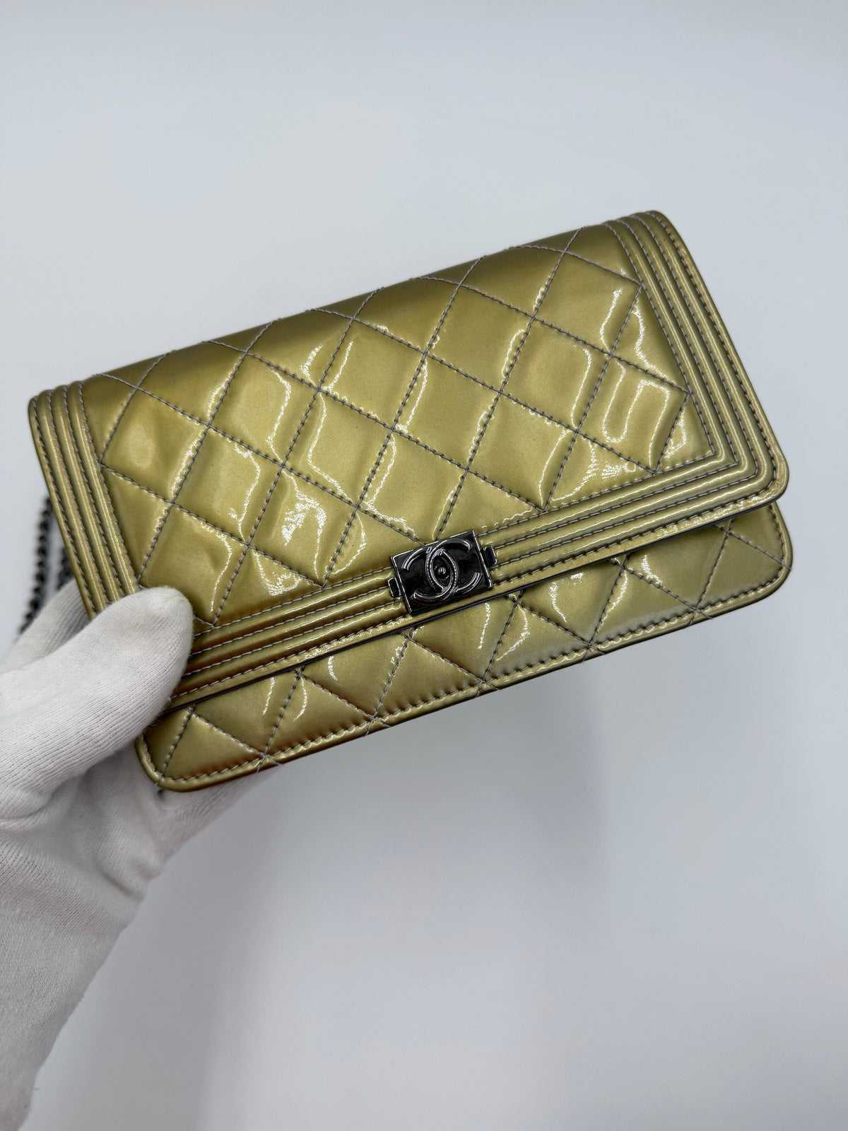 Chanel Borsa Boy Wallet on Chain Matelassé in Vernice Oro - Pally Vintage Closet