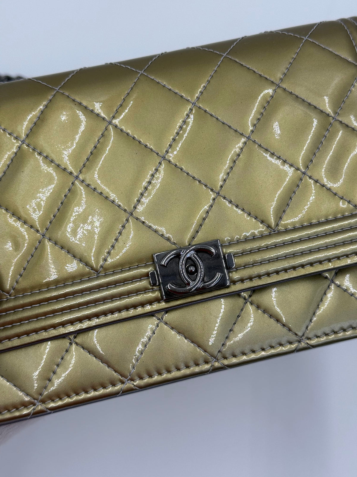 Chanel Borsa Boy Wallet on Chain Matelassé in Vernice Oro - Pally Vintage Closet