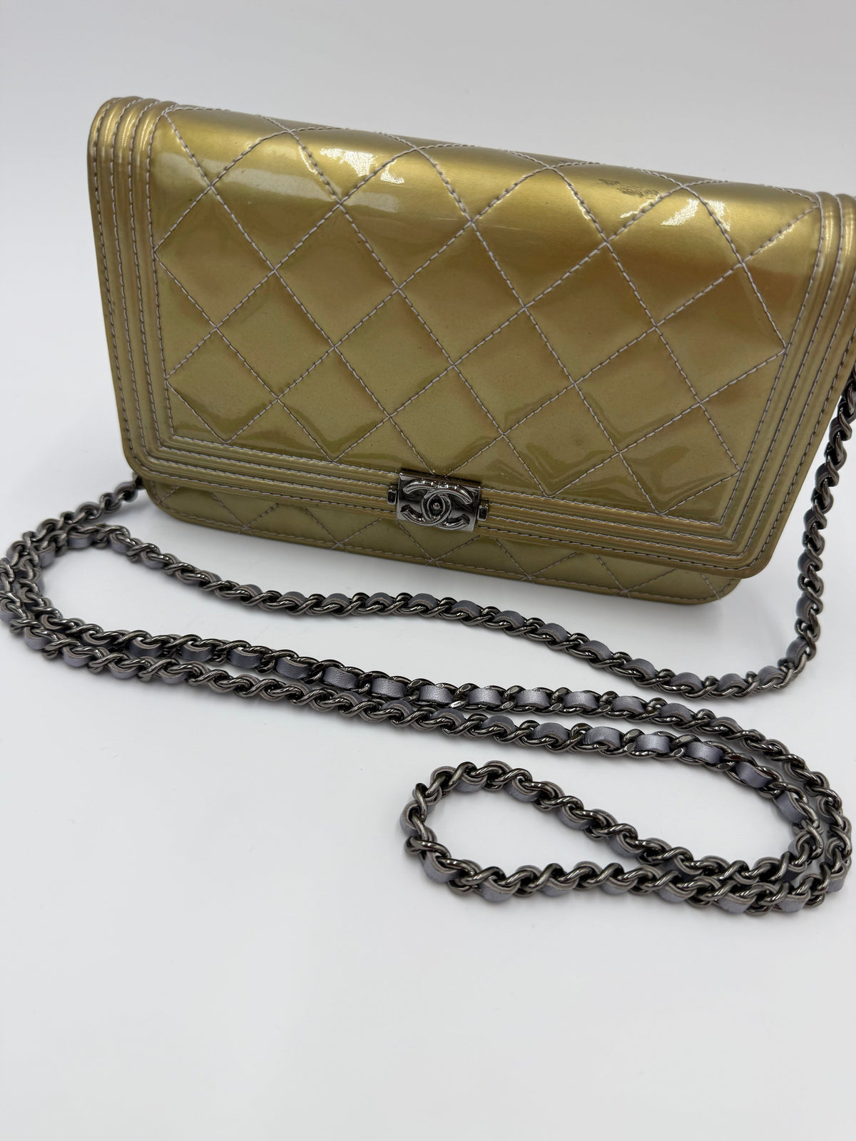Chanel Borsa Boy Wallet on Chain Matelassé in Vernice Oro - Pally Vintage Closet