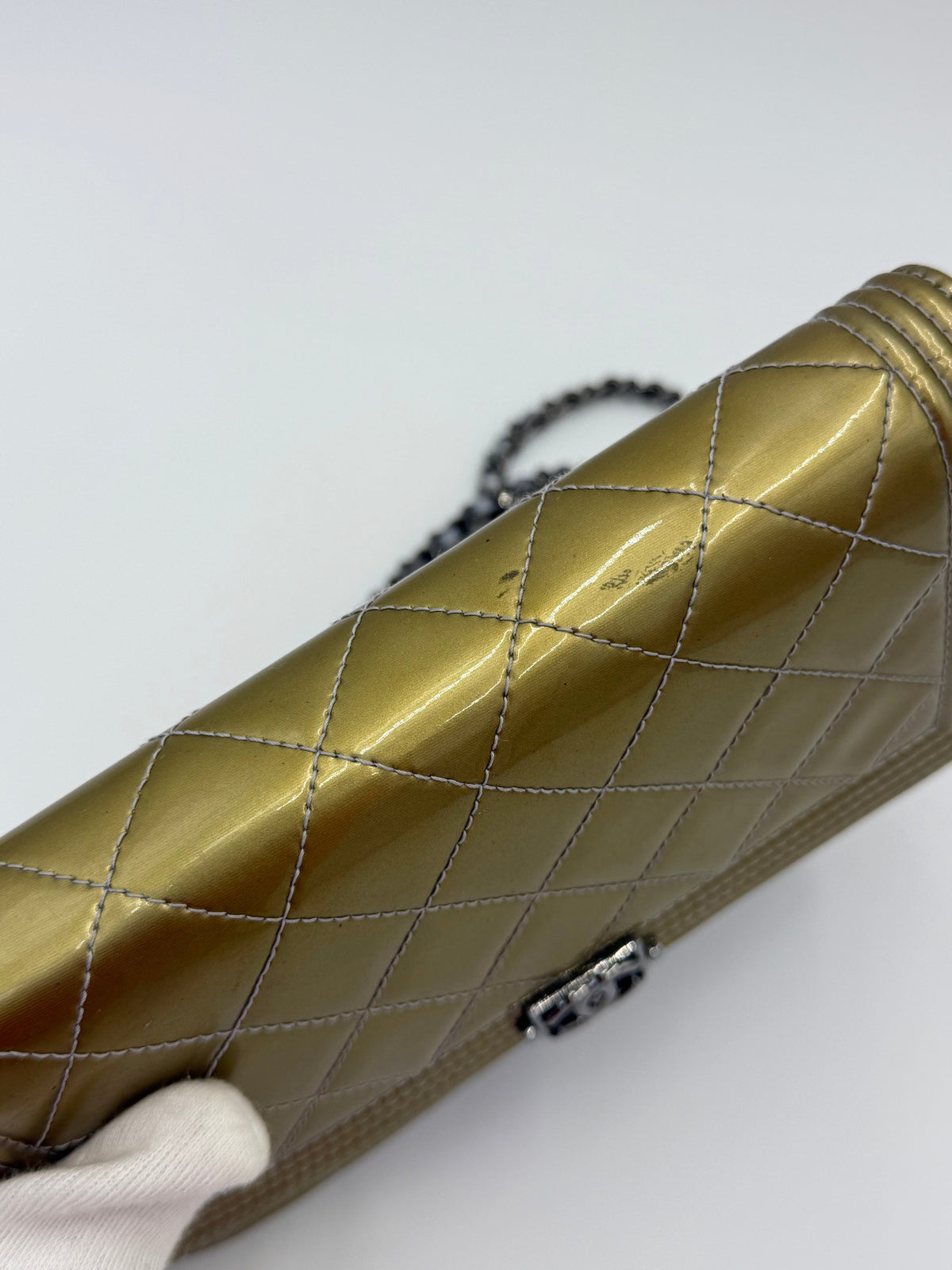 Chanel Borsa Boy Wallet on Chain Matelassé in Vernice Oro - Pally Vintage Closet