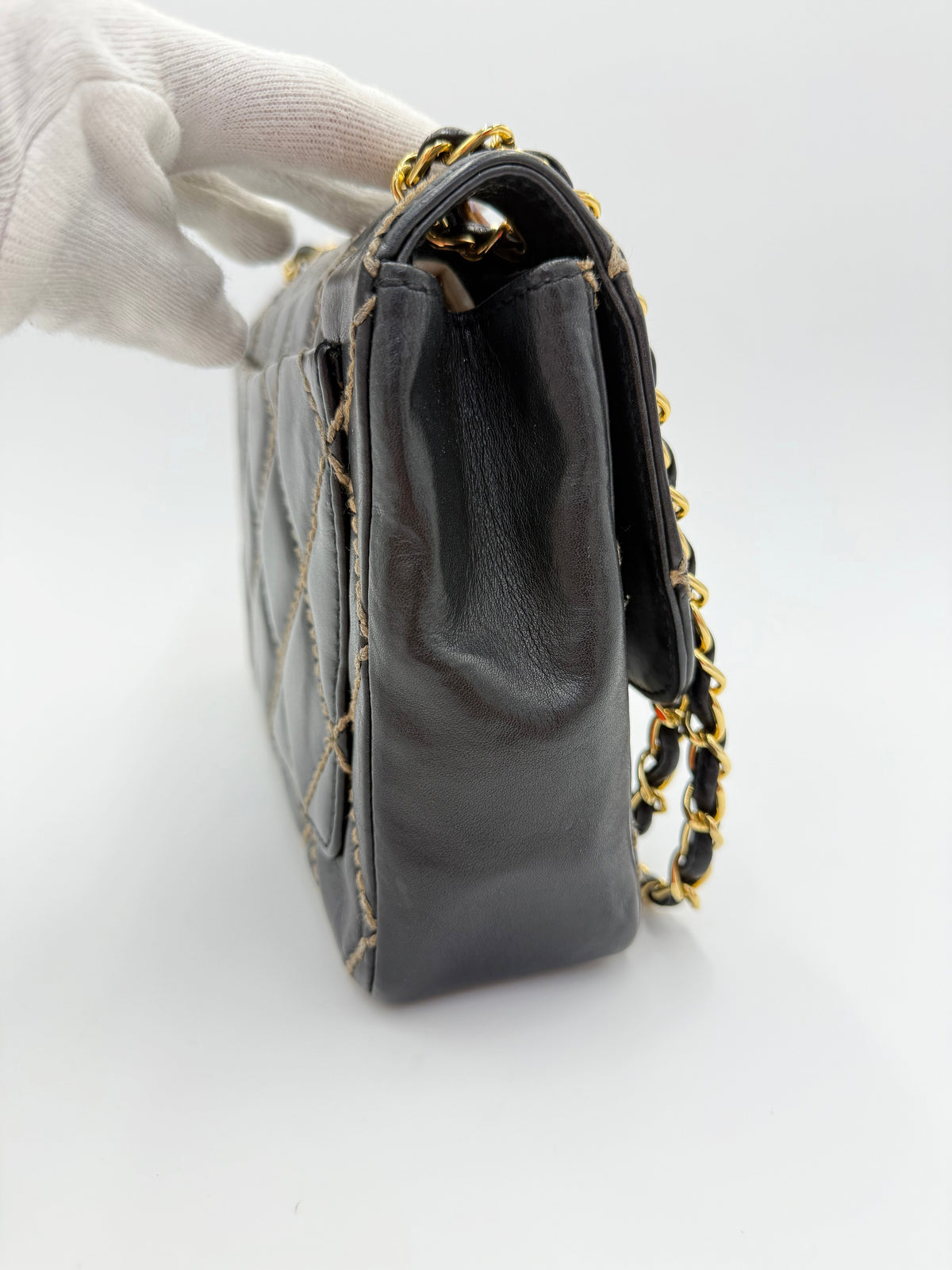 Chanel Borsa Classic Flap Vintage Nera con Cuciture Beige - Pally Vintage Closet