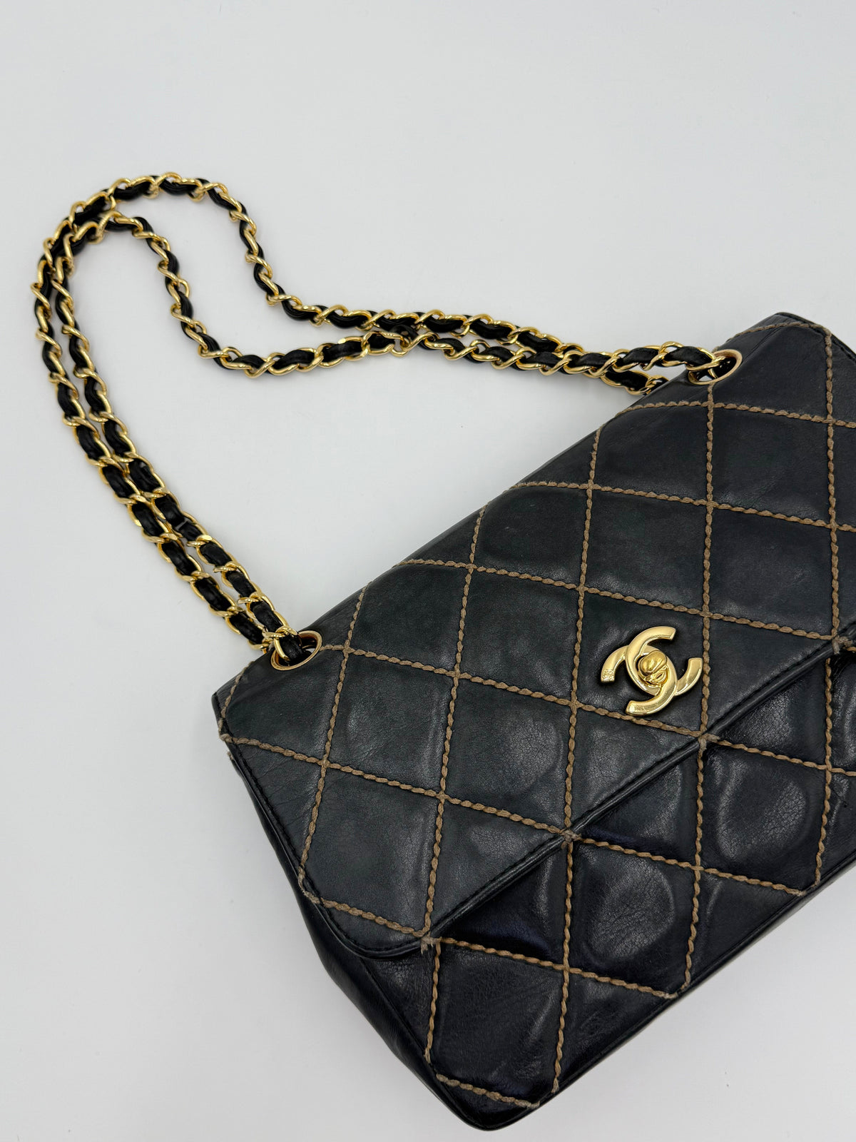 Chanel Borsa Classic Flap Vintage Nera con Cuciture Beige - Pally Vintage Closet