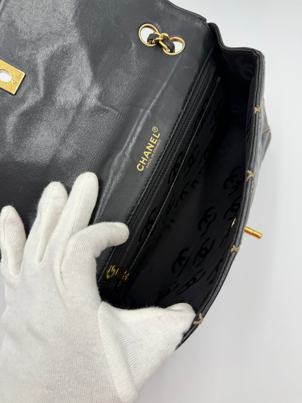 Chanel Borsa Classic Flap Vintage Nera con Cuciture Beige - Pally Vintage Closet