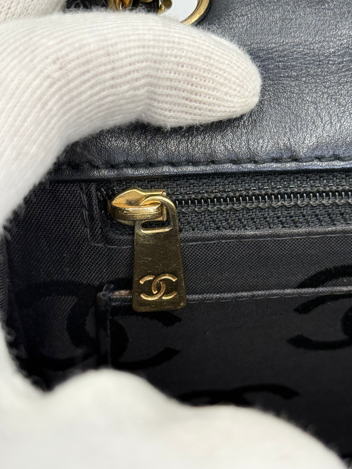 Chanel Borsa Classic Flap Vintage Nera con Cuciture Beige - Pally Vintage Closet