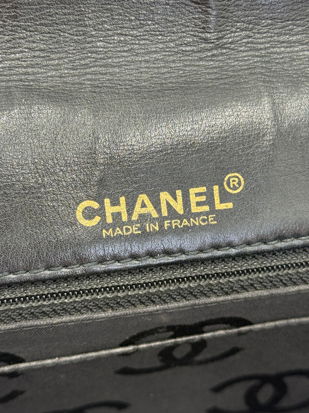 Chanel Borsa Classic Flap Vintage Nera con Cuciture Beige - Pally Vintage Closet