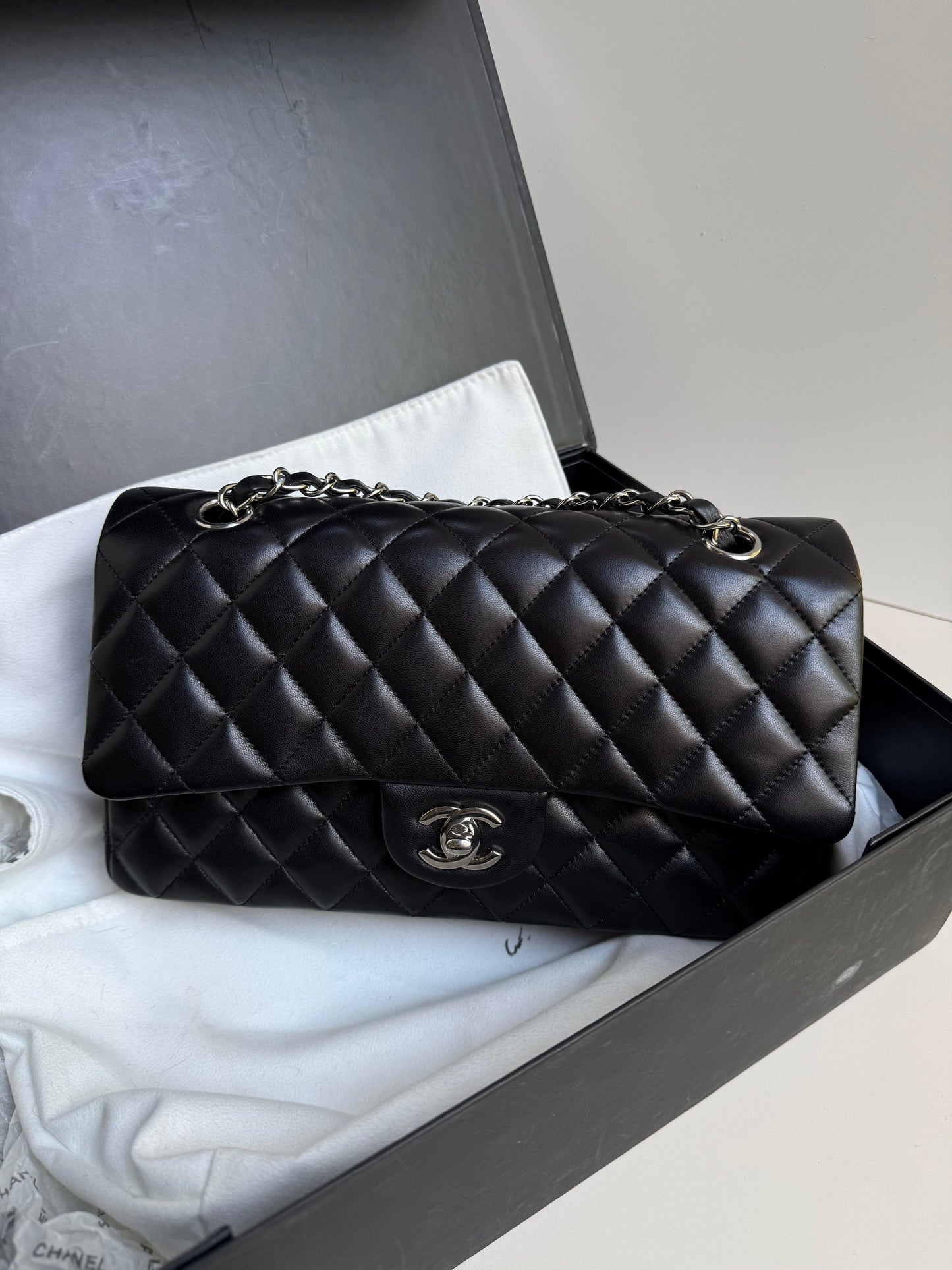 Chanel-Borsa-Classic-Medium-Double-Flap-Pelle-d-Agnello-Nera-e-Hardware-Silver-70408837562692 - Pally Vintage Closet