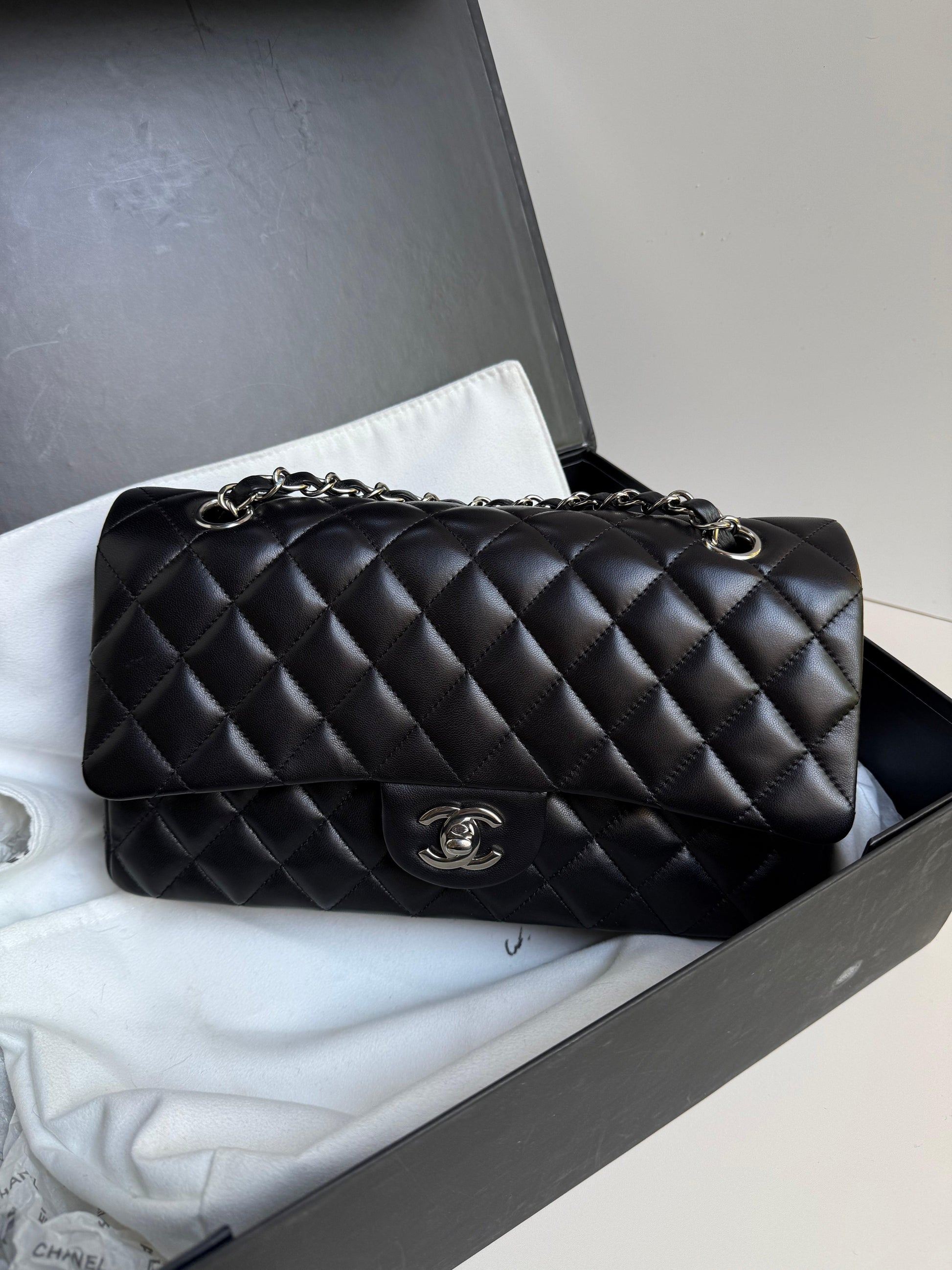 Chanel-Borsa-Classic-Medium-Double-Flap-Pelle-d-Agnello-Nera-e-Hardware-Silver-70408837562692 - Pally Vintage Closet