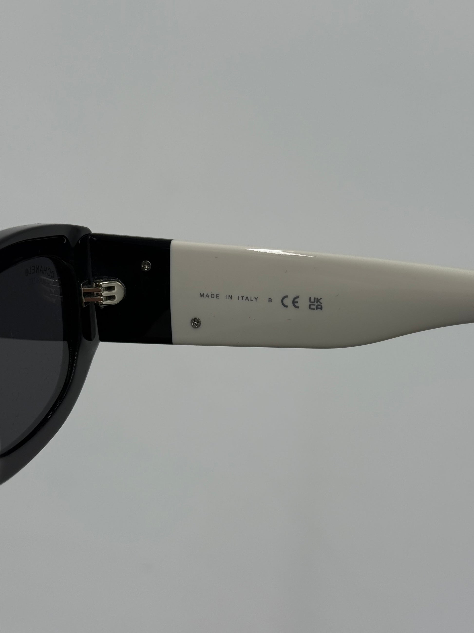 Chanel Occhiali da Sole Rettangolari Bicolore con Logo CC - Pally Vintage Closet