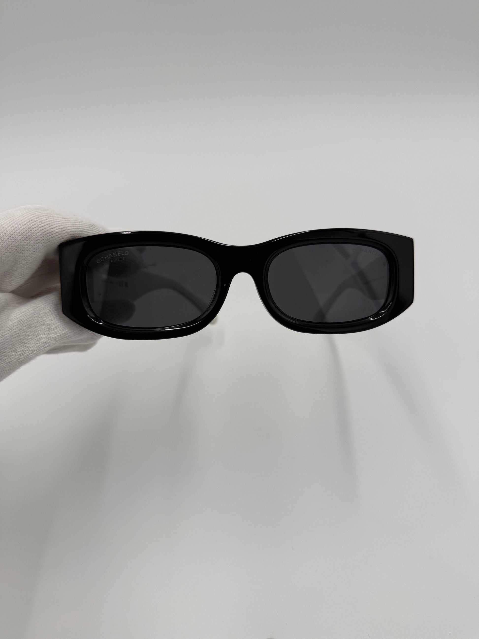 Chanel Occhiali da Sole Rettangolari Bicolore con Logo CC - Pally Vintage Closet