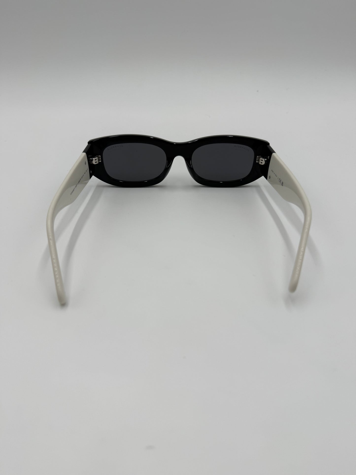 Chanel Occhiali da Sole Rettangolari Bicolore con Logo CC - Pally Vintage Closet