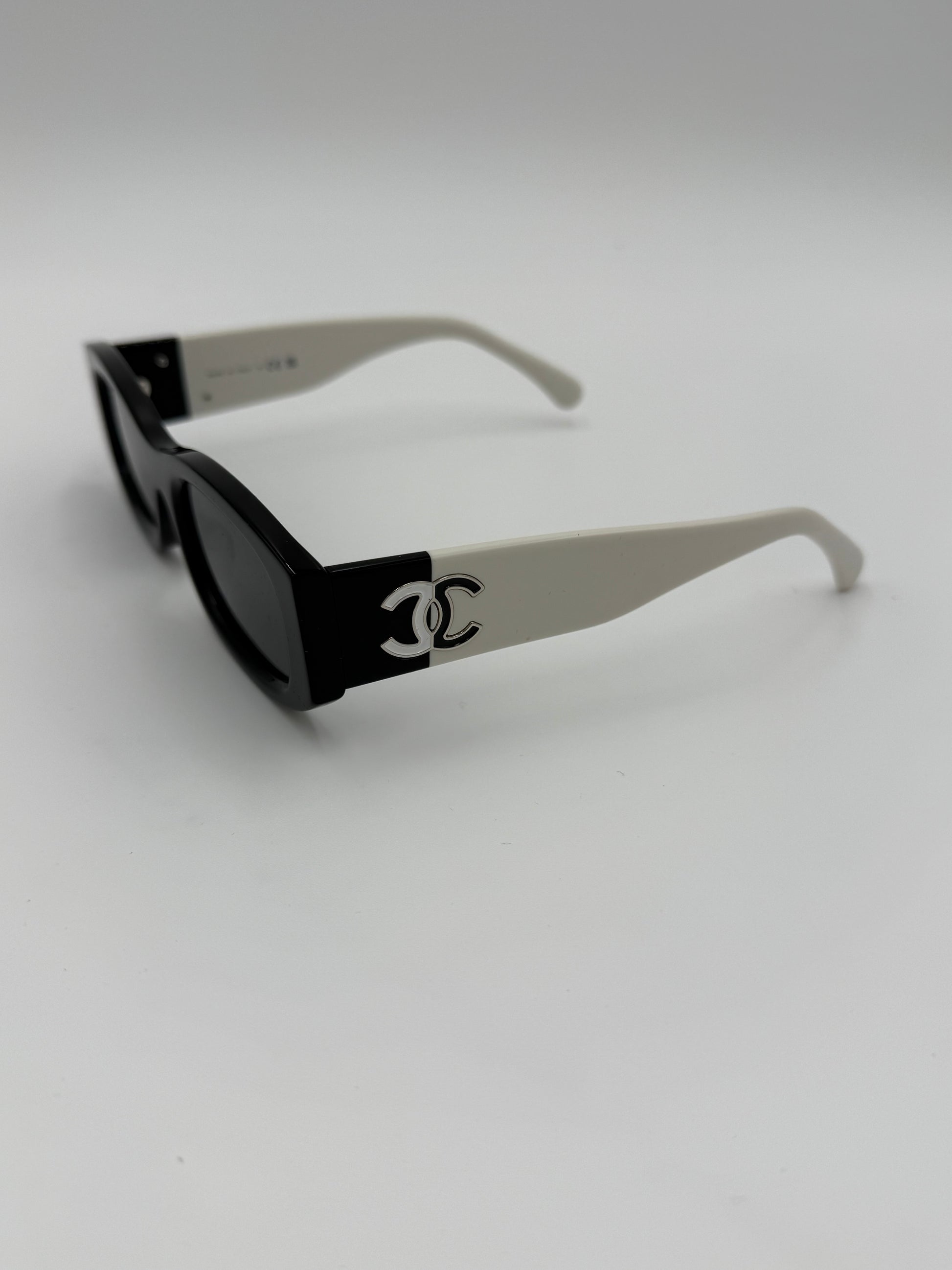 Chanel Occhiali da Sole Rettangolari Bicolore con Logo CC - Pally Vintage Closet