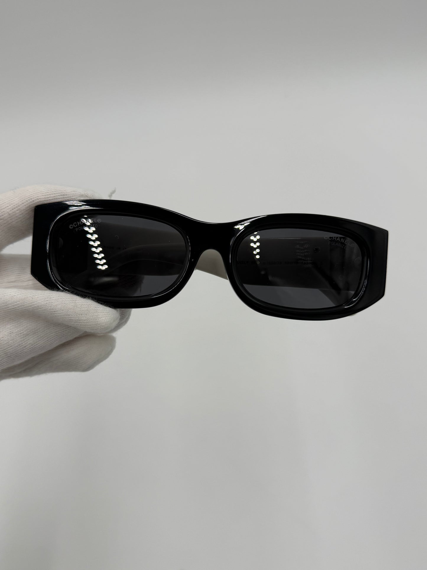 Chanel Occhiali da Sole Rettangolari Bicolore con Logo CC - Pally Vintage Closet