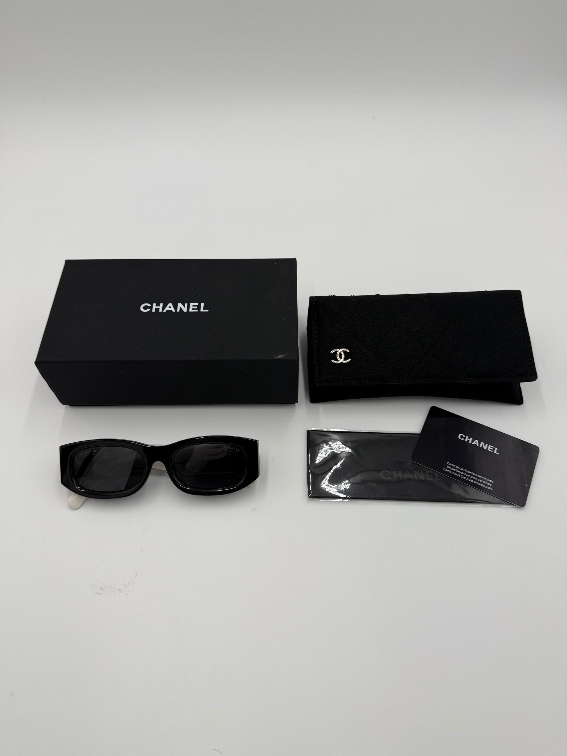 Chanel Occhiali da Sole Rettangolari Bicolore con Logo CC - Pally Vintage Closet