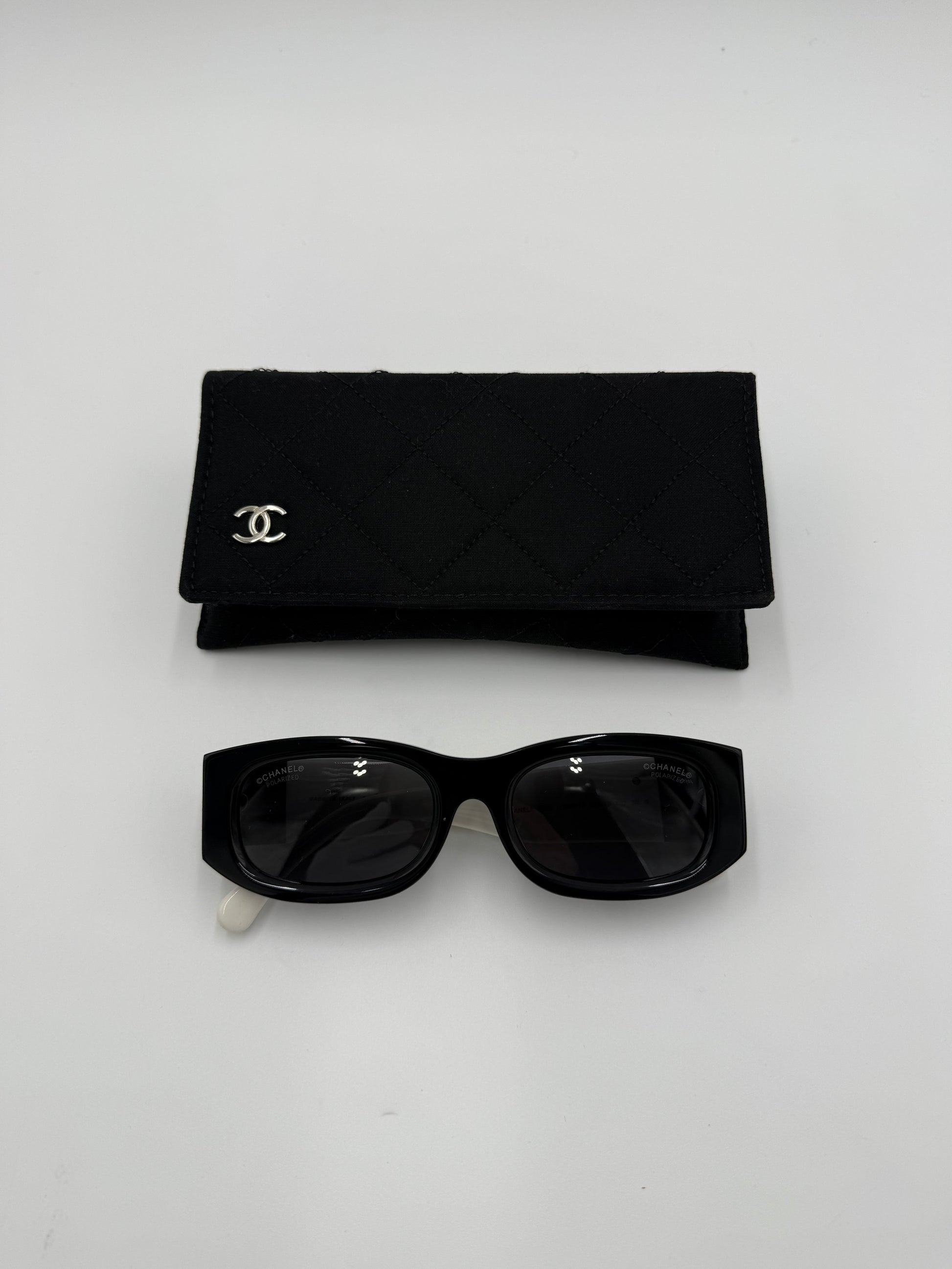 Chanel Occhiali da Sole Rettangolari Bicolore con Logo CC - Pally Vintage Closet