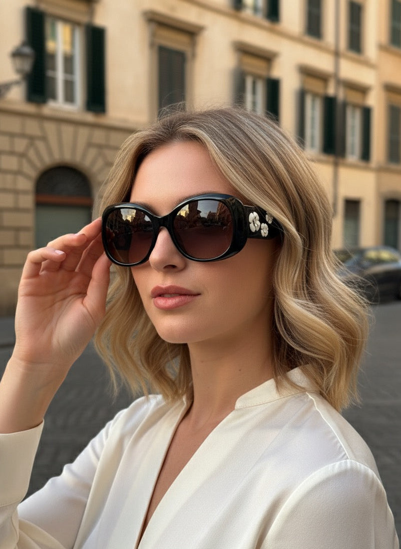 Chanel Occhiali da Sole Tondi con Camelie Neri - Pally Vintage Closet