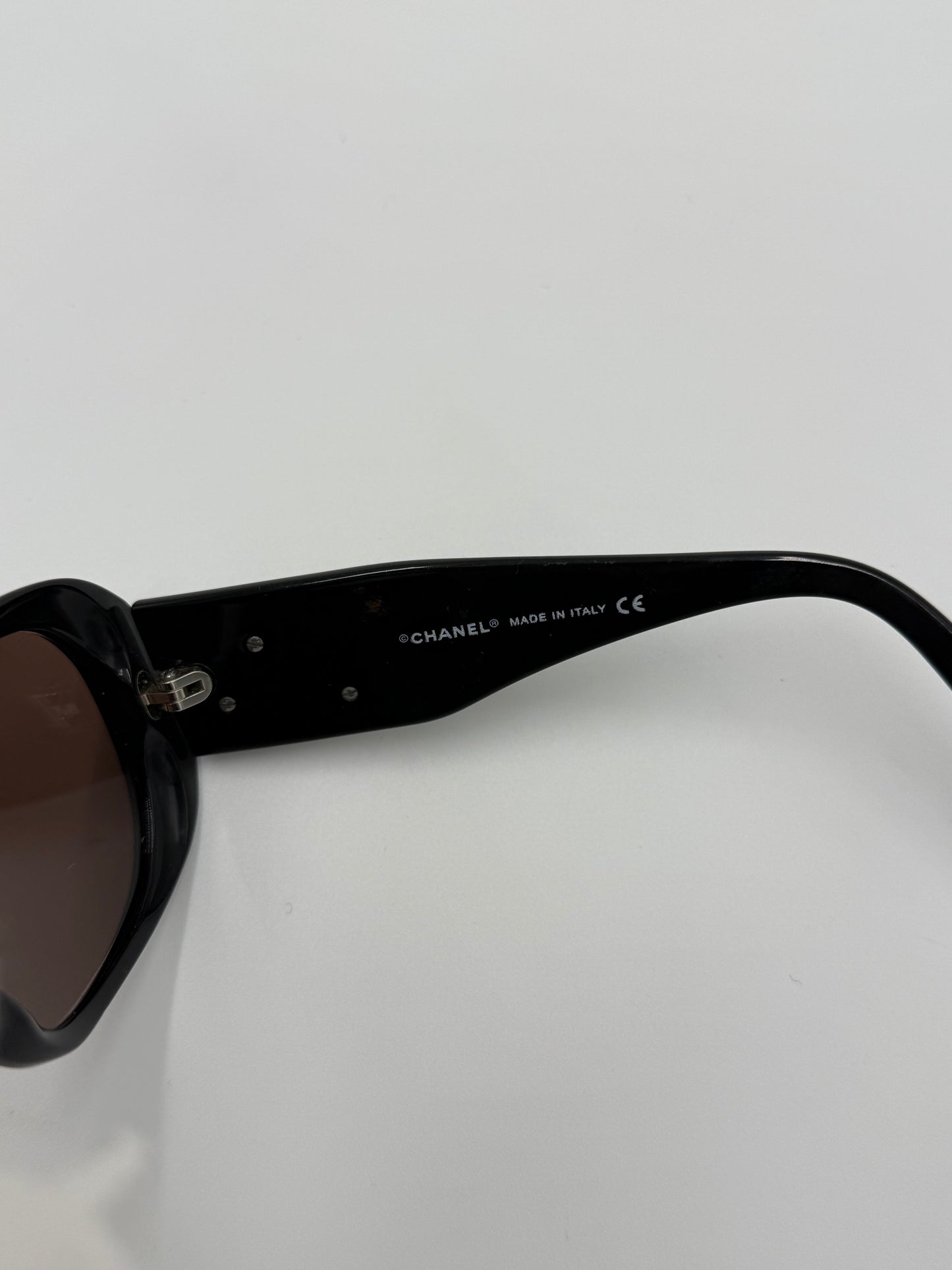 Chanel Occhiali da Sole Tondi con Camelie Neri - Pally Vintage Closet