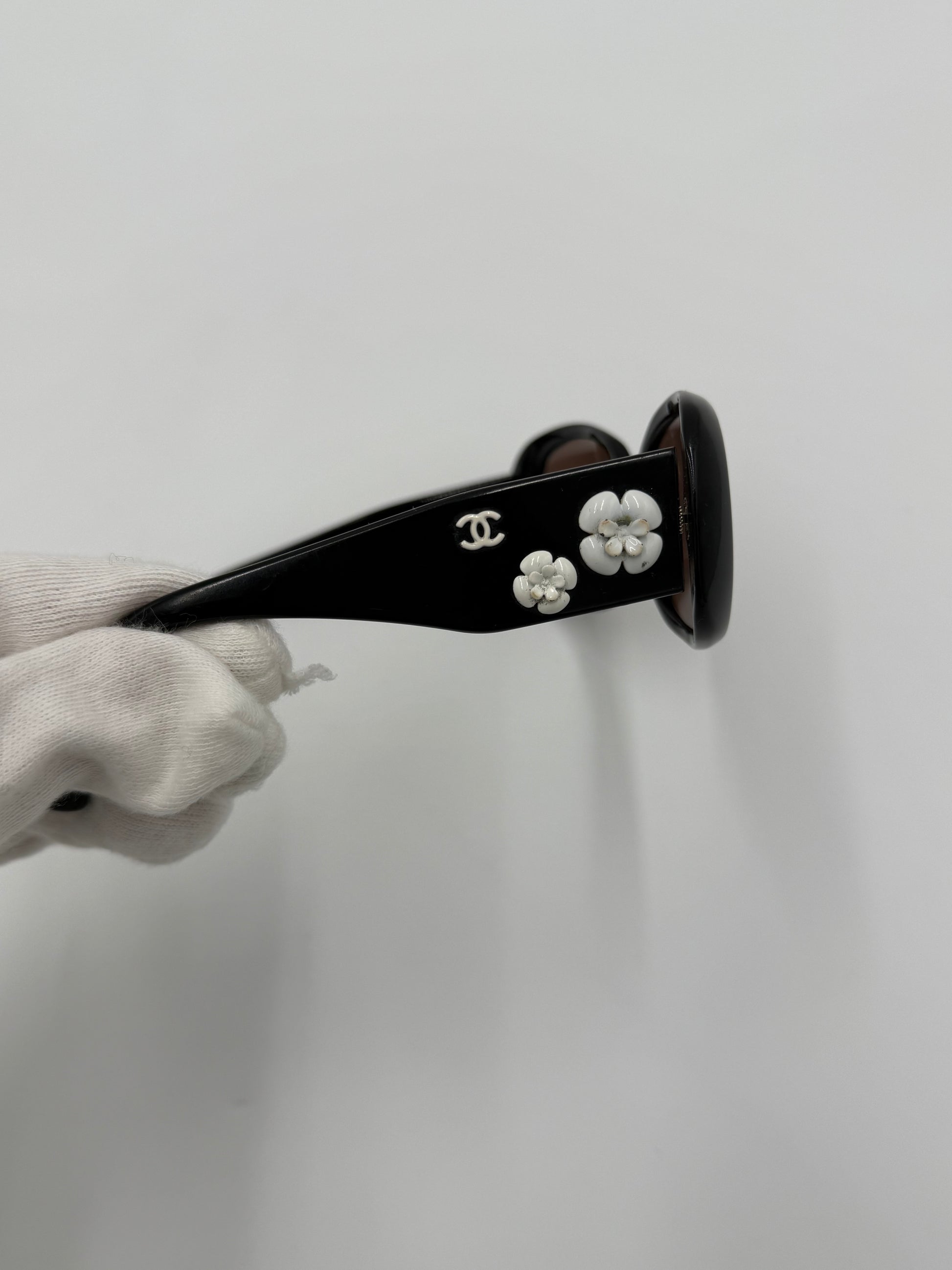 Chanel Occhiali da Sole Tondi con Camelie Neri - Pally Vintage Closet