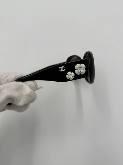 Chanel Occhiali da Sole Tondi con Camelie Neri - Pally Vintage Closet