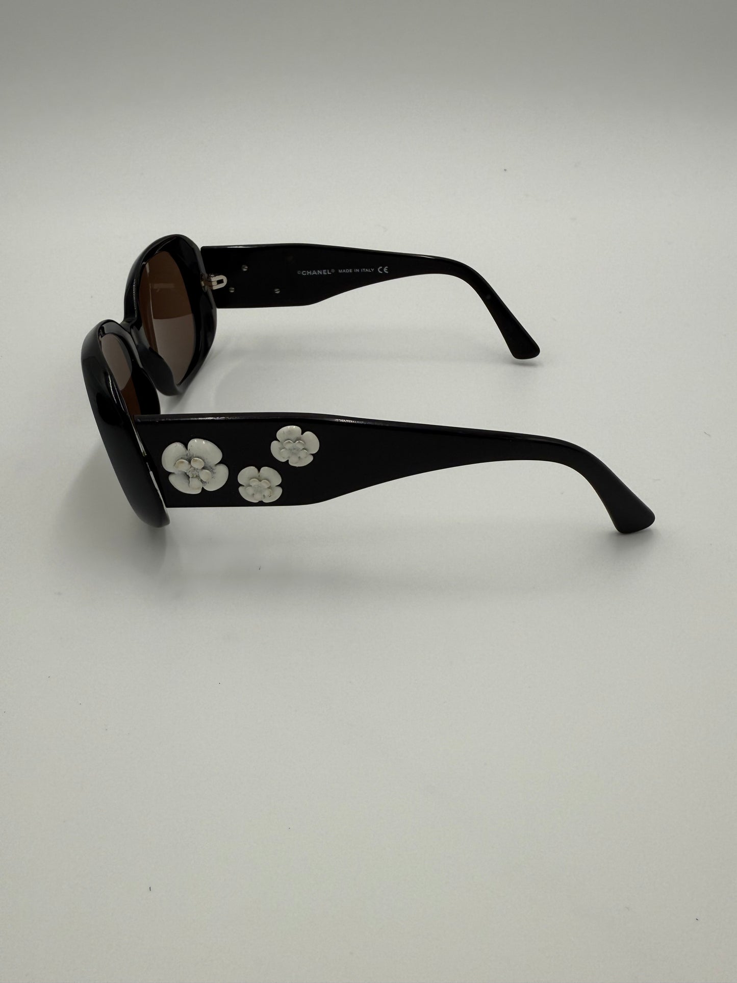 Chanel Occhiali da Sole Tondi con Camelie Neri - Pally Vintage Closet