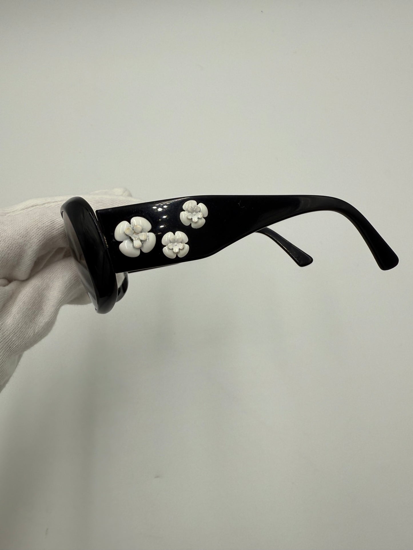 Chanel Occhiali da Sole Tondi con Camelie Neri - Pally Vintage Closet