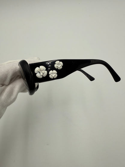 Chanel Occhiali da Sole Tondi con Camelie Neri - Pally Vintage Closet