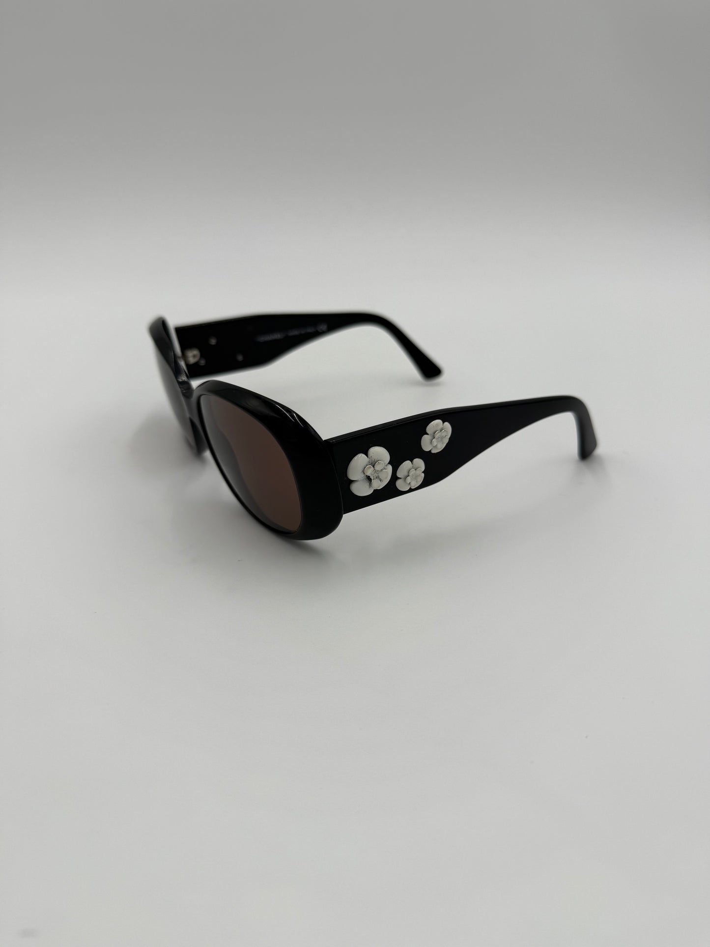 Chanel Occhiali da Sole Tondi con Camelie Neri - Pally Vintage Closet