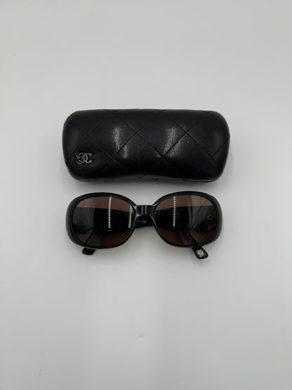 Chanel Occhiali da Sole Tondi con Camelie Neri - Pally Vintage Closet