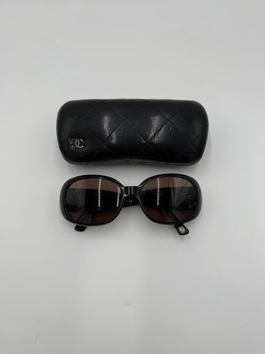 Chanel Occhiali da Sole Tondi con Camelie Neri - Pally Vintage Closet