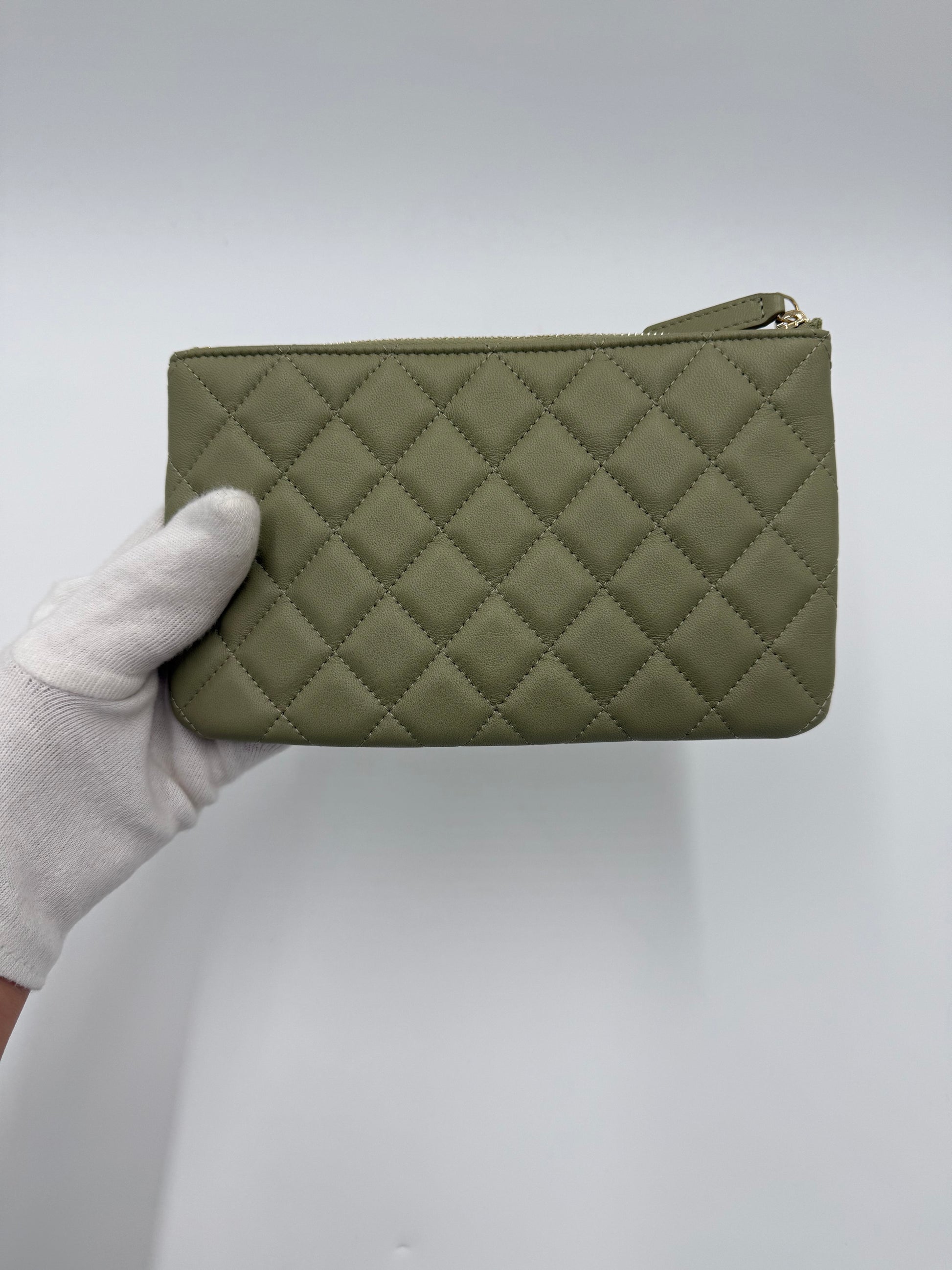 Chanel Pochette Trapuntata in Pelle Verde Cachi - Pally Vintage Closet