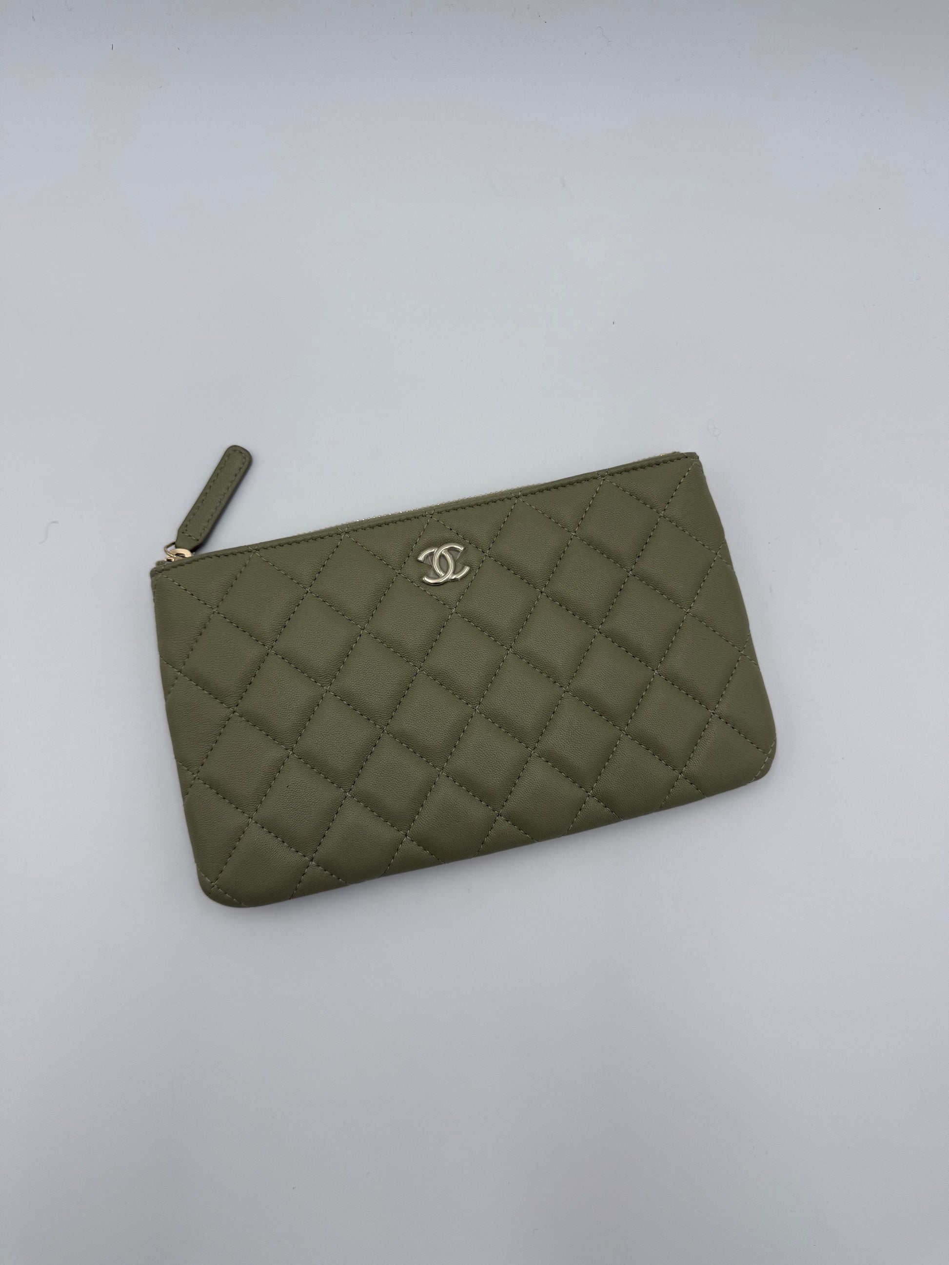 Chanel Pochette Trapuntata in Pelle Verde Cachi - Pally Vintage Closet