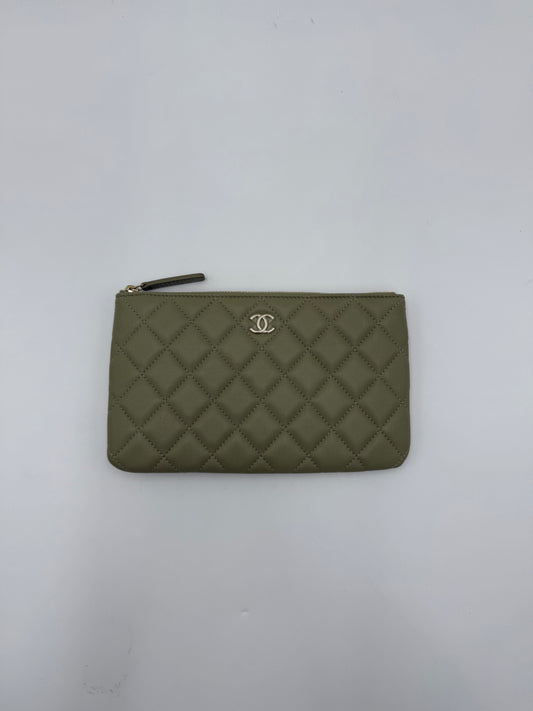 Chanel Pochette Trapuntata in Pelle Verde Cachi - Pally Vintage Closet