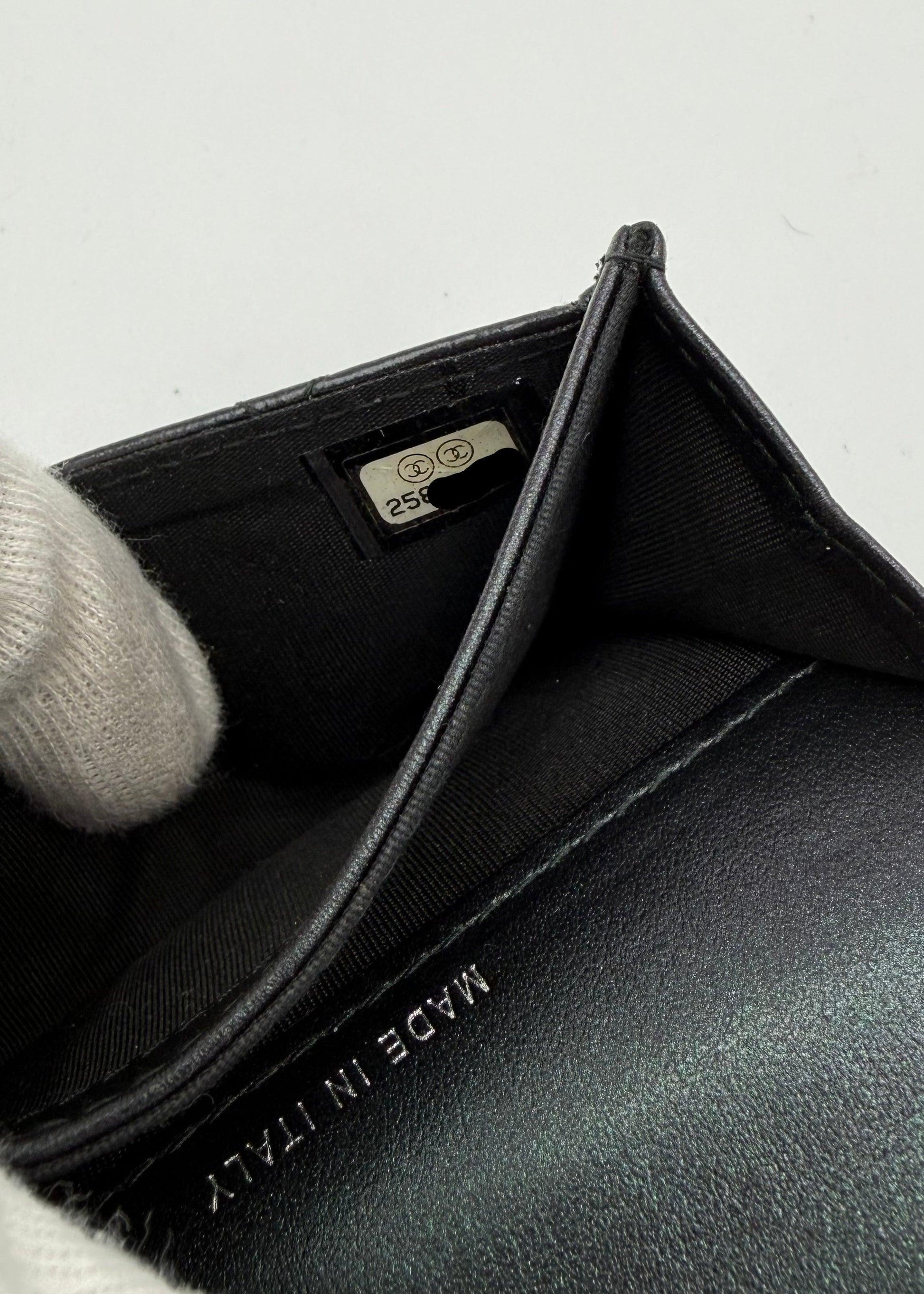 Chanel-Portacarte-e-Portamonete-Matelass-in-Pelle-Lucida-Nero-70560868270404 - Pally Vintage Closet