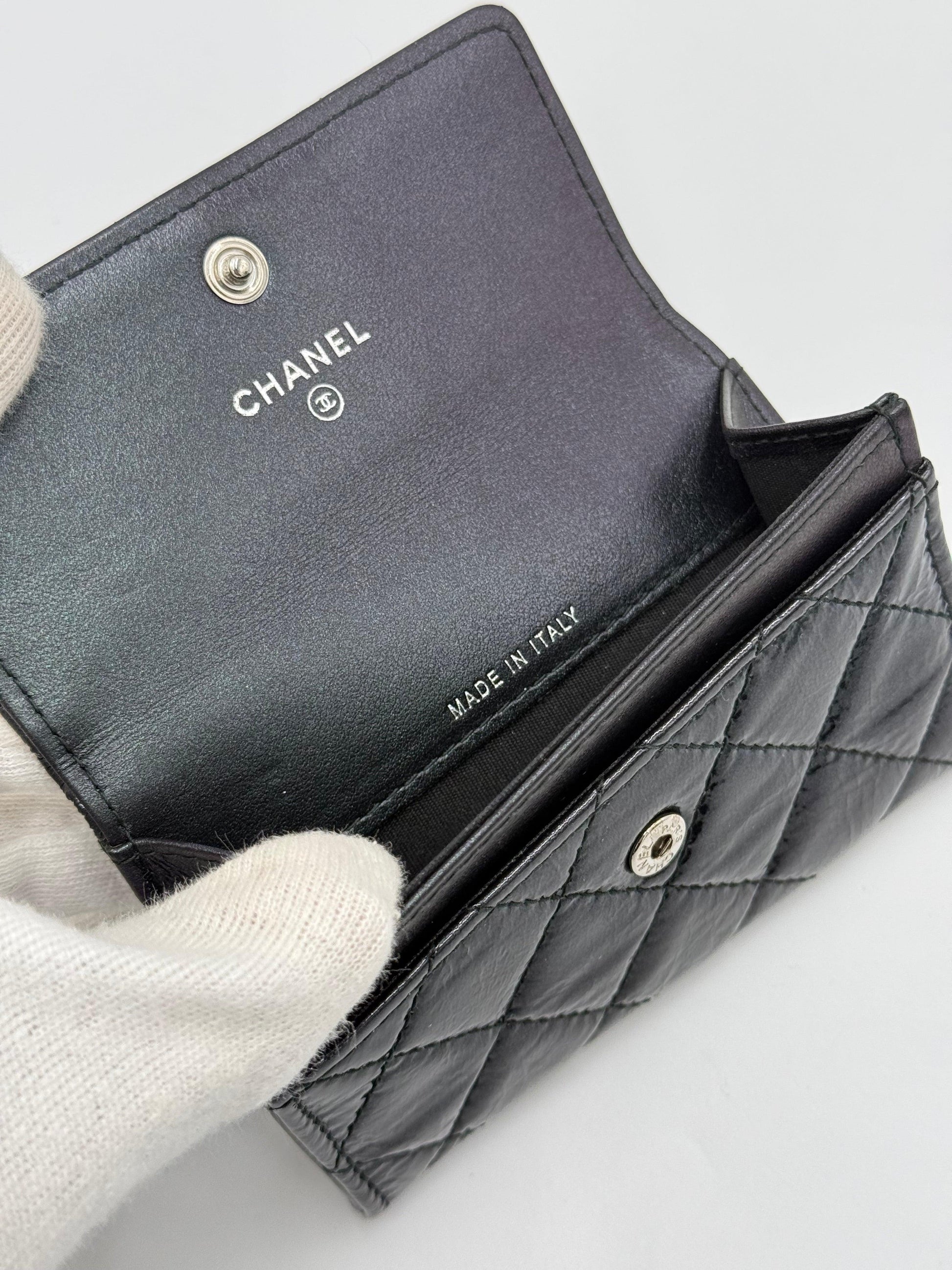 Chanel-Portacarte-e-Portamonete-Matelass-in-Pelle-Lucida-Nero-70560868335940 - Pally Vintage Closet