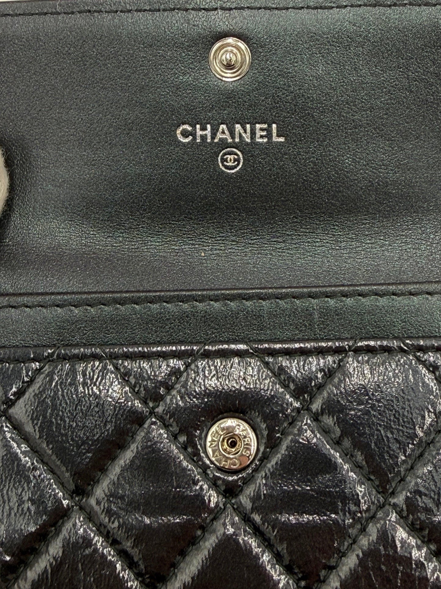 Chanel-Portacarte-e-Portamonete-Matelass-in-Pelle-Lucida-Nero-70560868368708 - Pally Vintage Closet