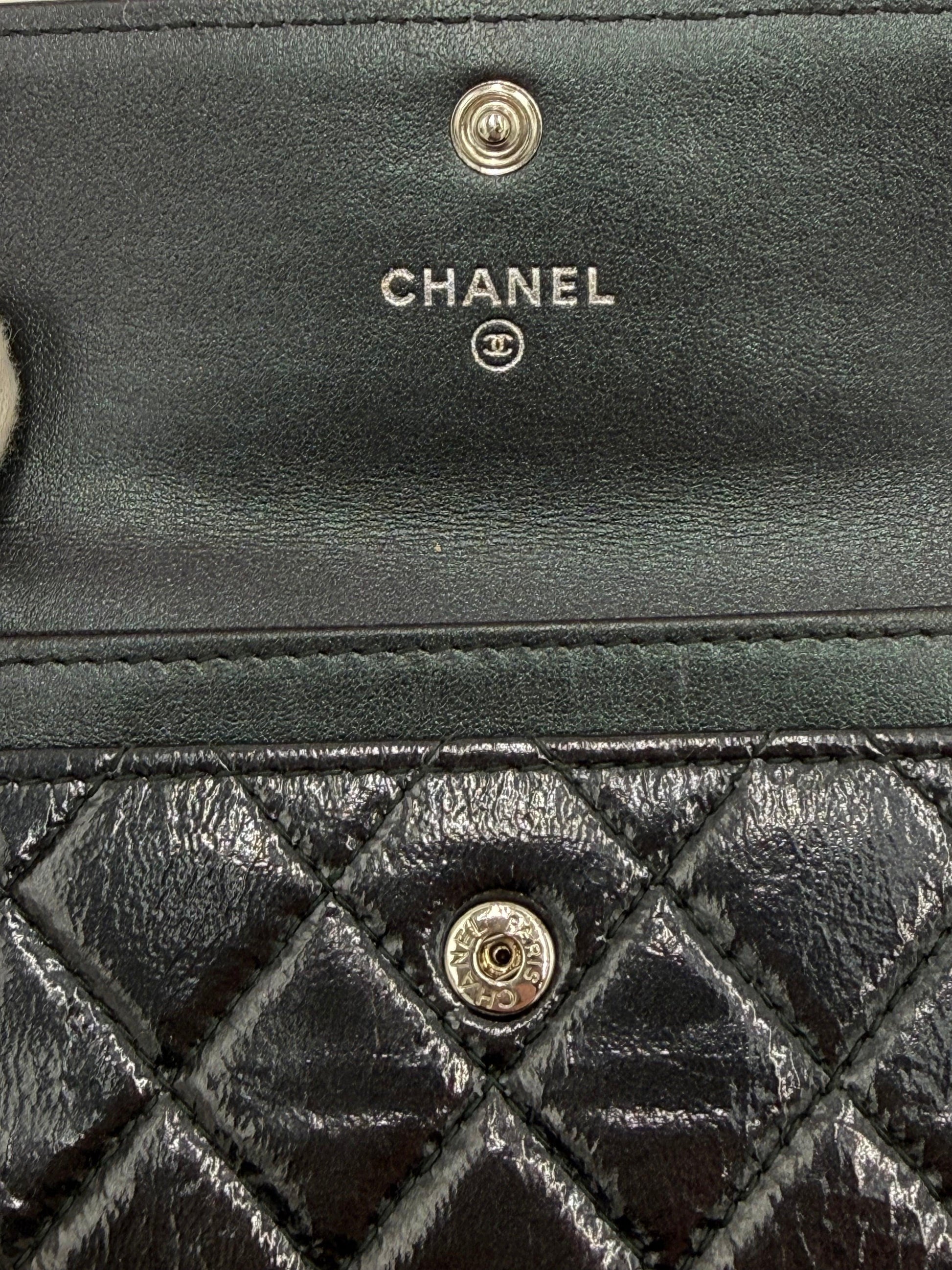 Chanel-Portacarte-e-Portamonete-Matelass-in-Pelle-Lucida-Nero-70560868368708 - Pally Vintage Closet