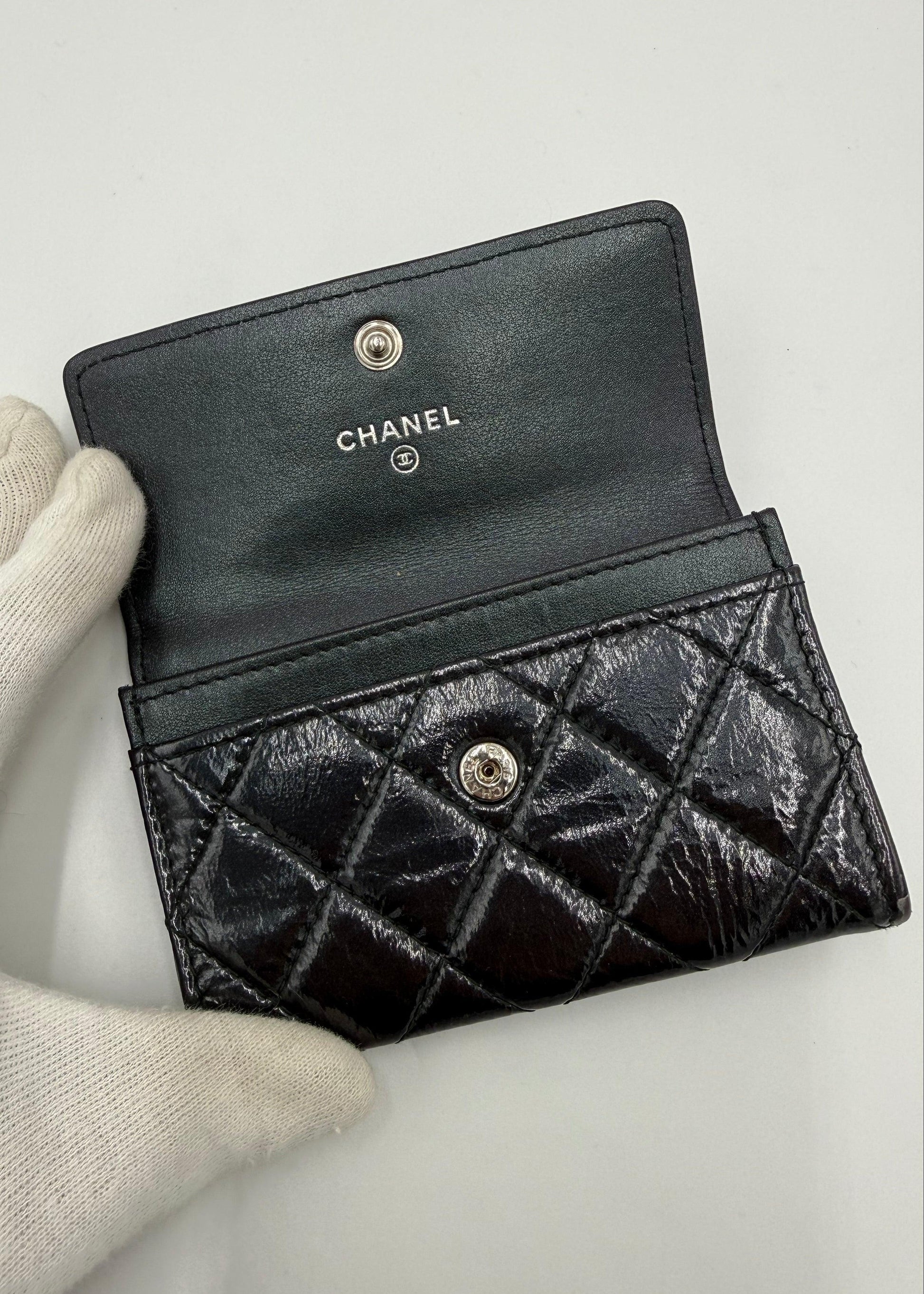 Chanel-Portacarte-e-Portamonete-Matelass-in-Pelle-Lucida-Nero-70560868401476 - Pally Vintage Closet