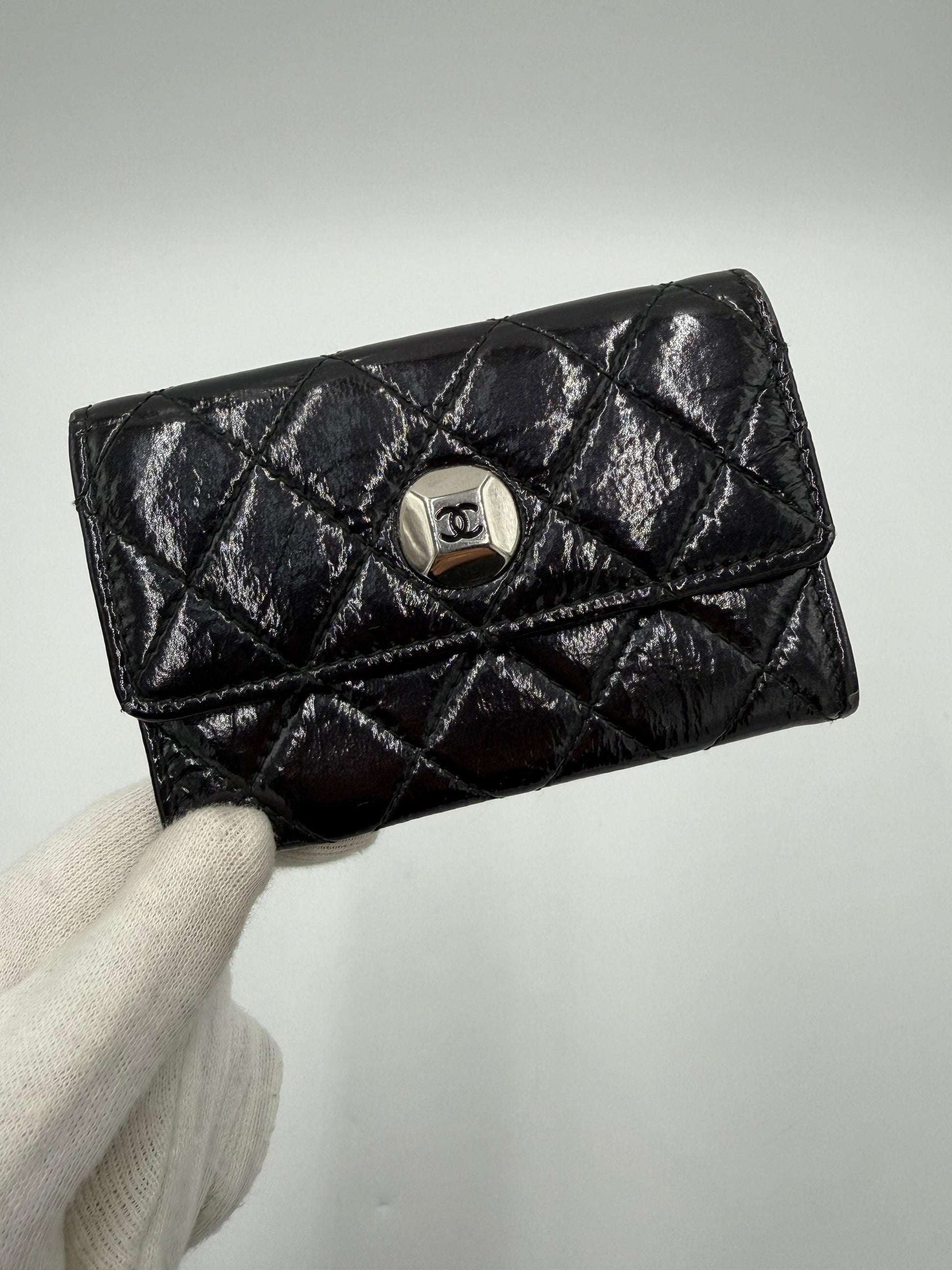 Chanel-Portacarte-e-Portamonete-Matelass-in-Pelle-Lucida-Nero-70560868598084 - Pally Vintage Closet