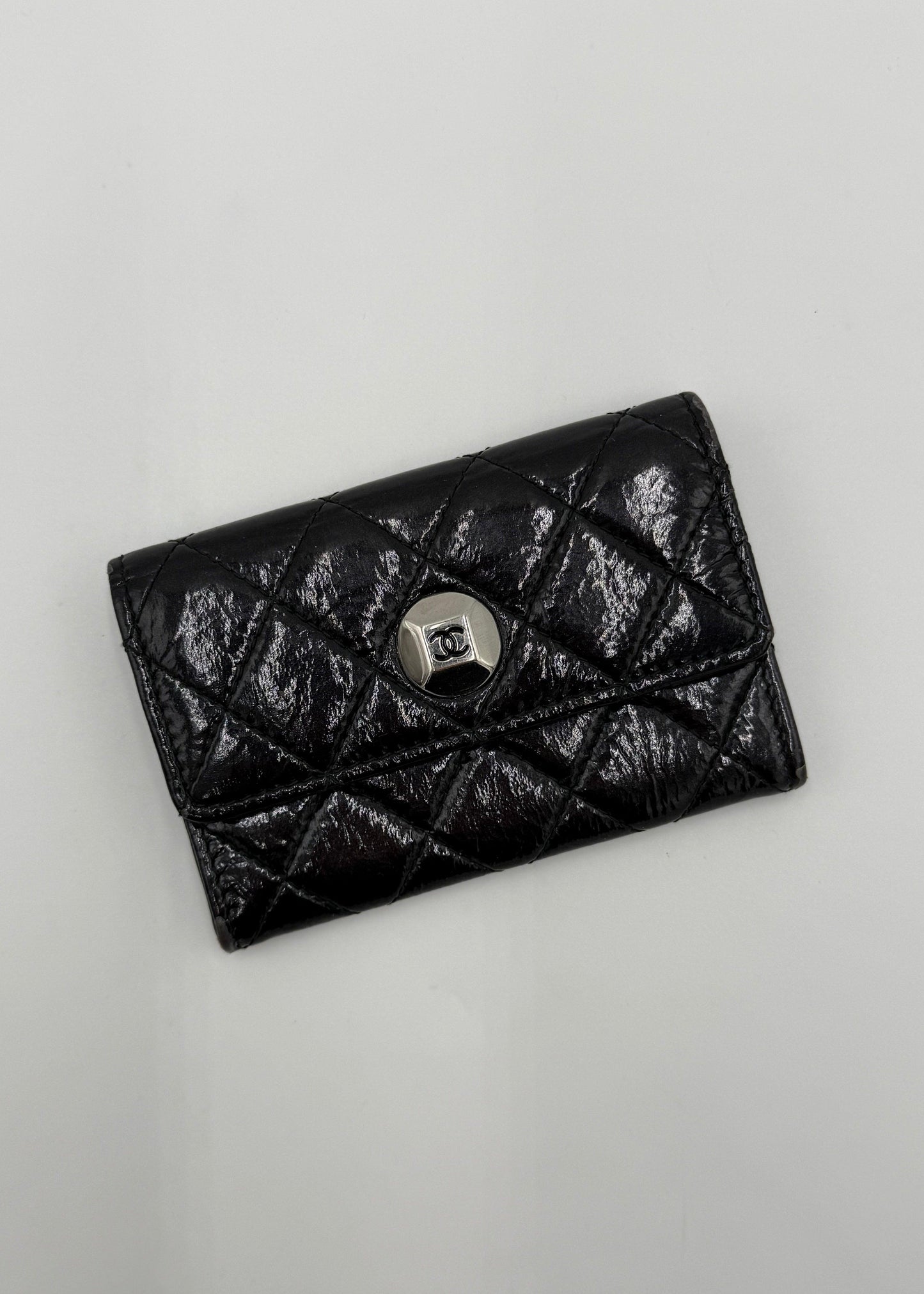 Chanel-Portacarte-e-Portamonete-Matelass-in-Pelle-Lucida-Nero-70560868630852 - Pally Vintage Closet