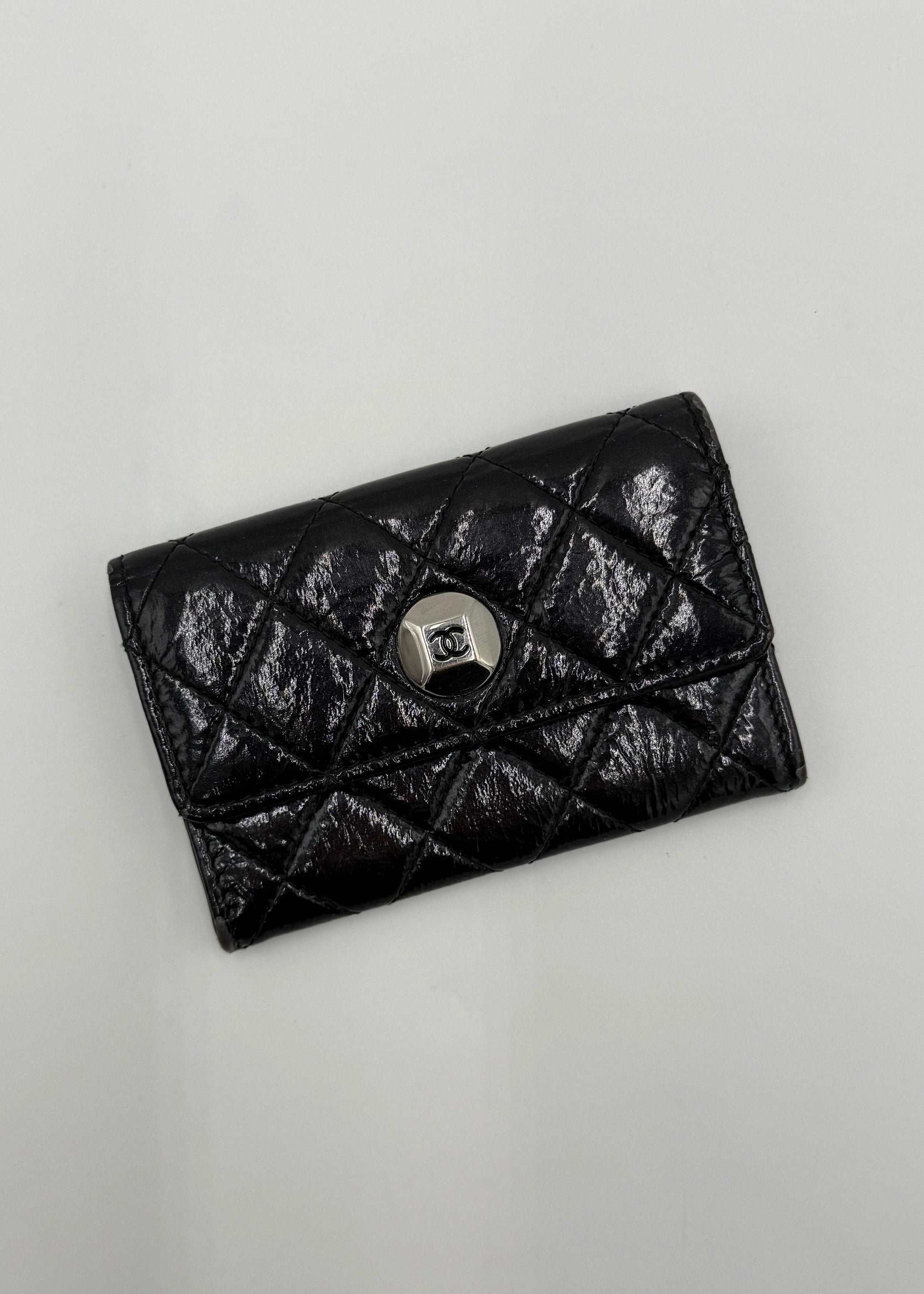 Chanel-Portacarte-e-Portamonete-Matelass-in-Pelle-Lucida-Nero-70560868630852 - Pally Vintage Closet