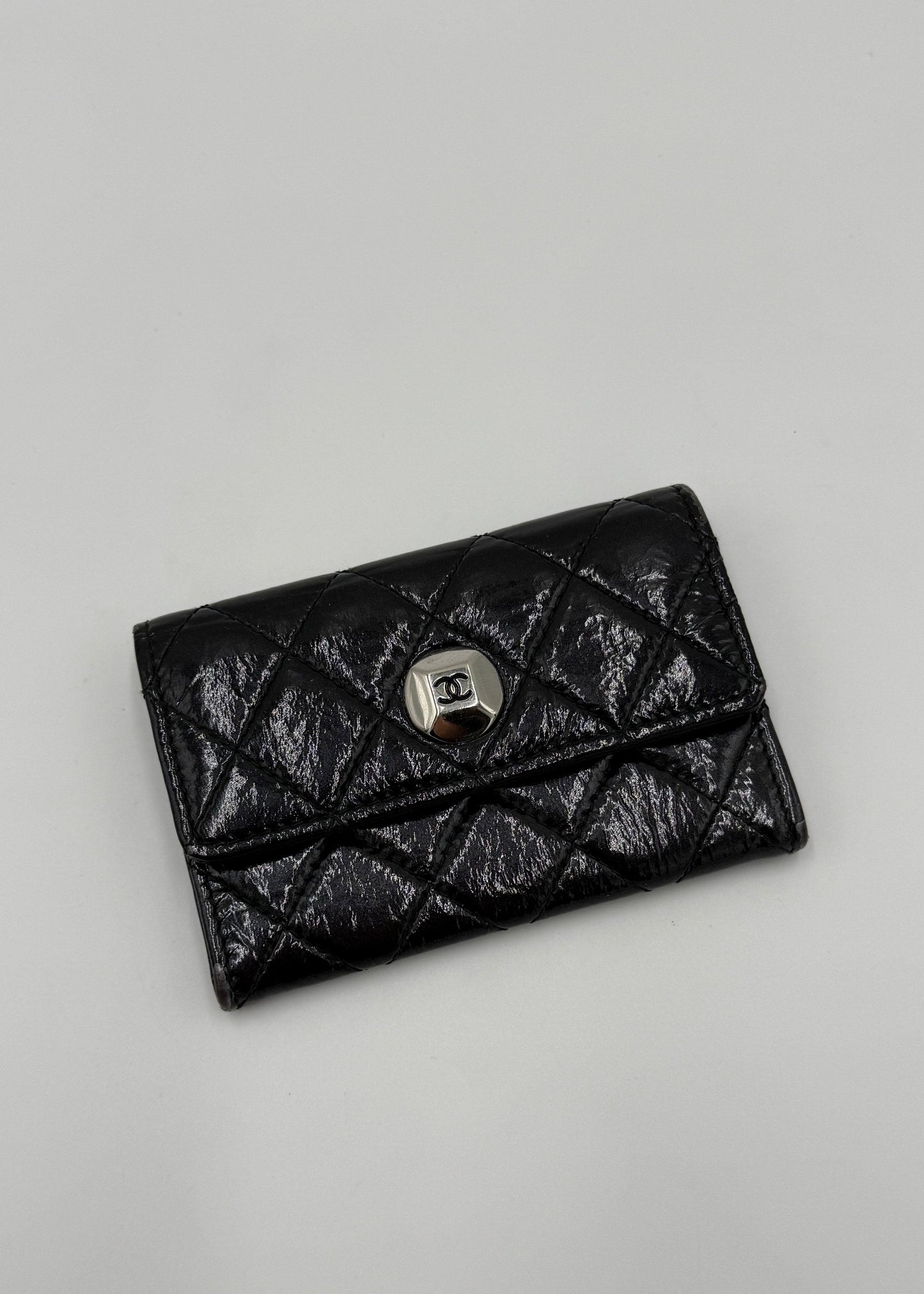 Chanel-Portacarte-e-Portamonete-Matelass-in-Pelle-Lucida-Nero-70560868696388 - Pally Vintage Closet