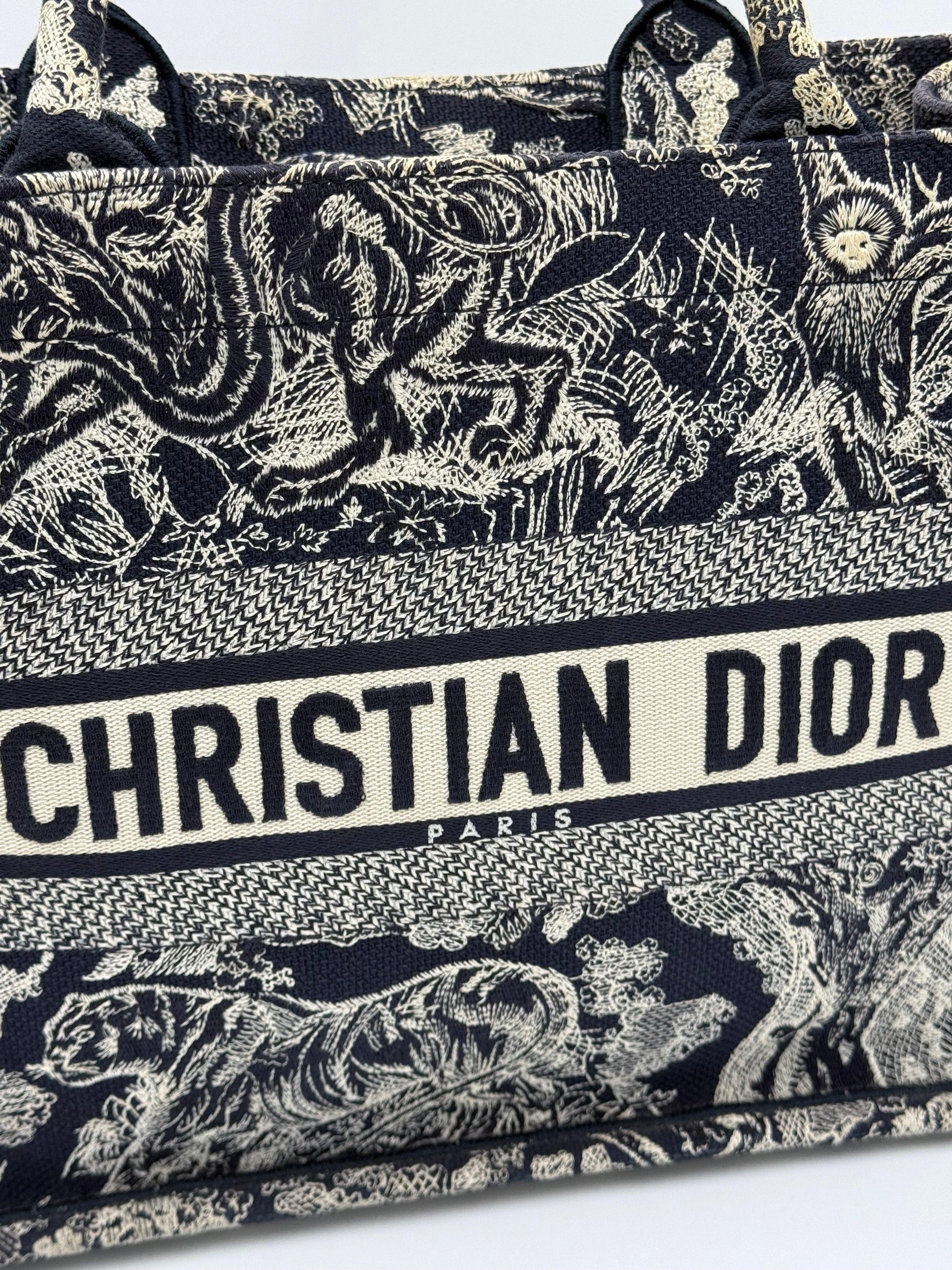 Christian-Dior-Borsa-Book-Tote-Toile-de-Jouy-Sauvage-Blu-Navy-e-Crema-70493927932228 - Pally Vintage Closet