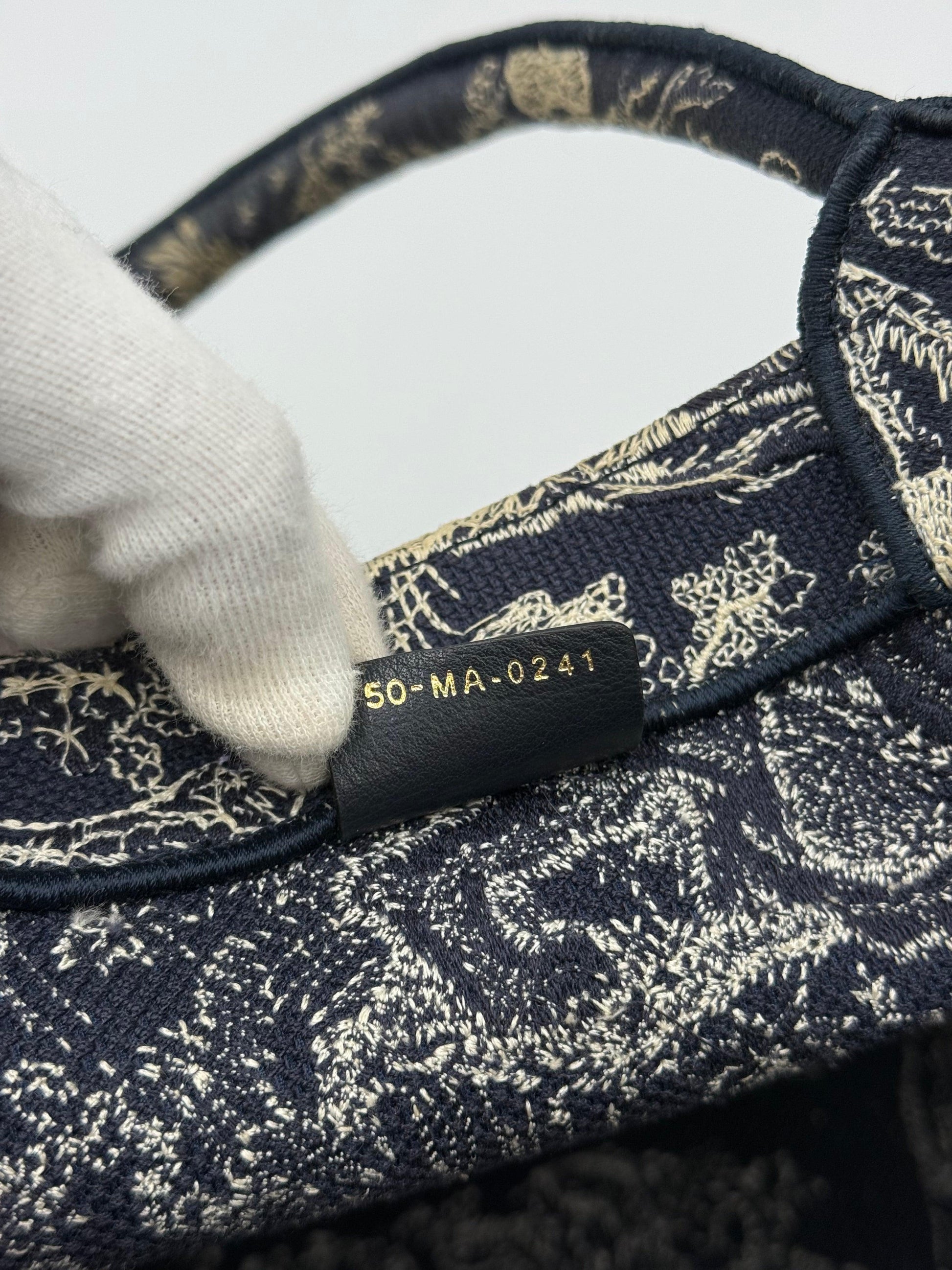 Christian-Dior-Borsa-Book-Tote-Toile-de-Jouy-Sauvage-Blu-Navy-e-Crema-70493927964996 - Pally Vintage Closet