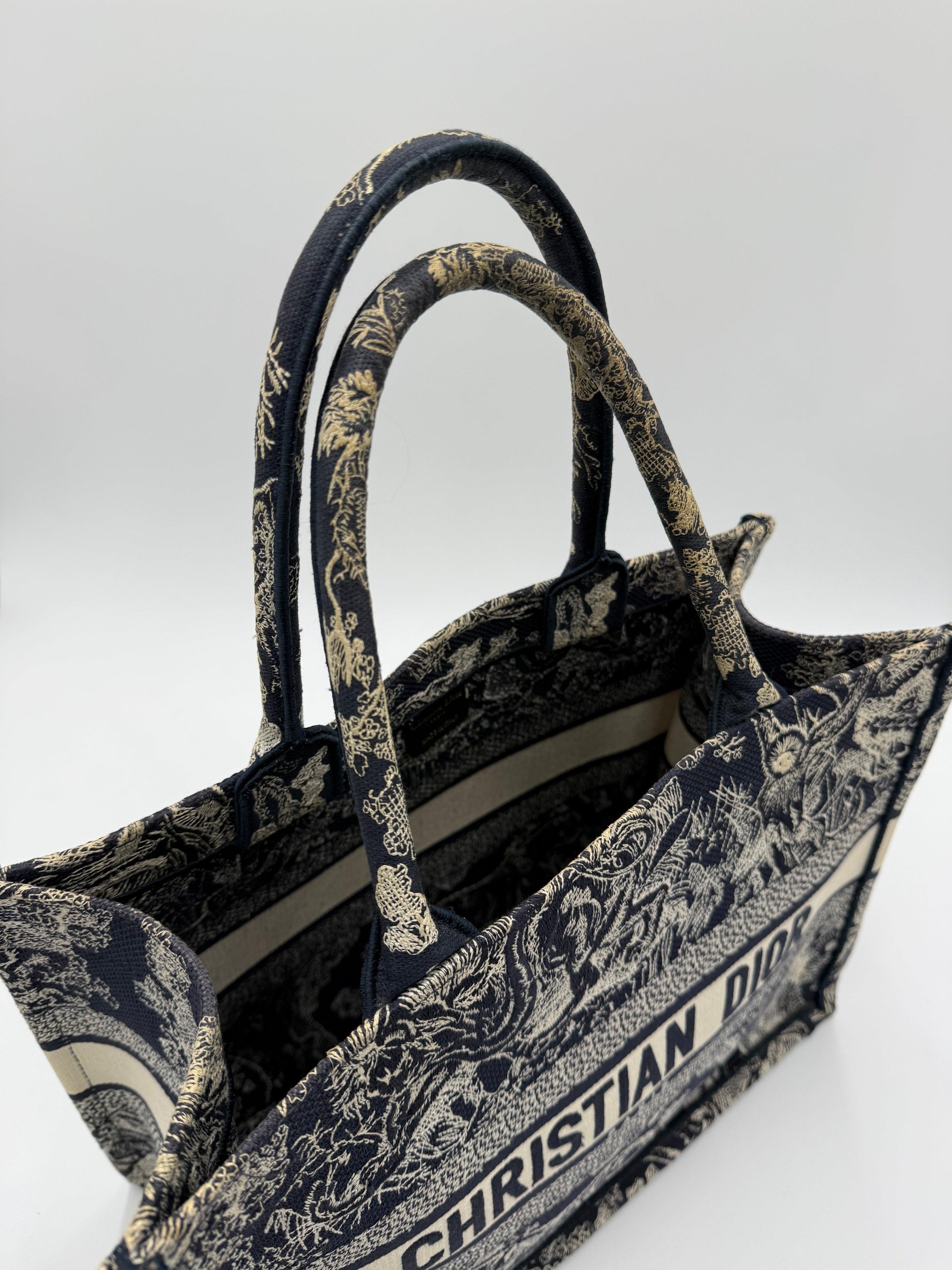 Christian-Dior-Borsa-Book-Tote-Toile-de-Jouy-Sauvage-Blu-Navy-e-Crema-70493928063300 - Pally Vintage Closet