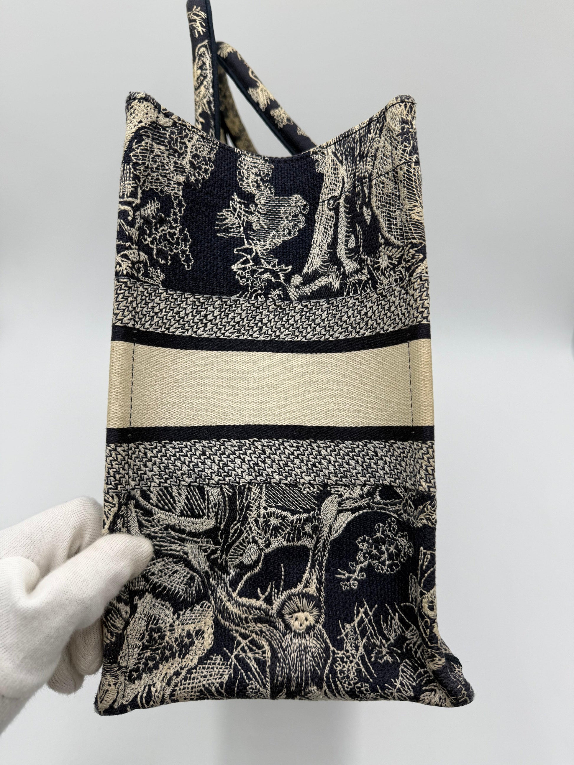 Christian-Dior-Borsa-Book-Tote-Toile-de-Jouy-Sauvage-Blu-Navy-e-Crema-70493928096068 - Pally Vintage Closet