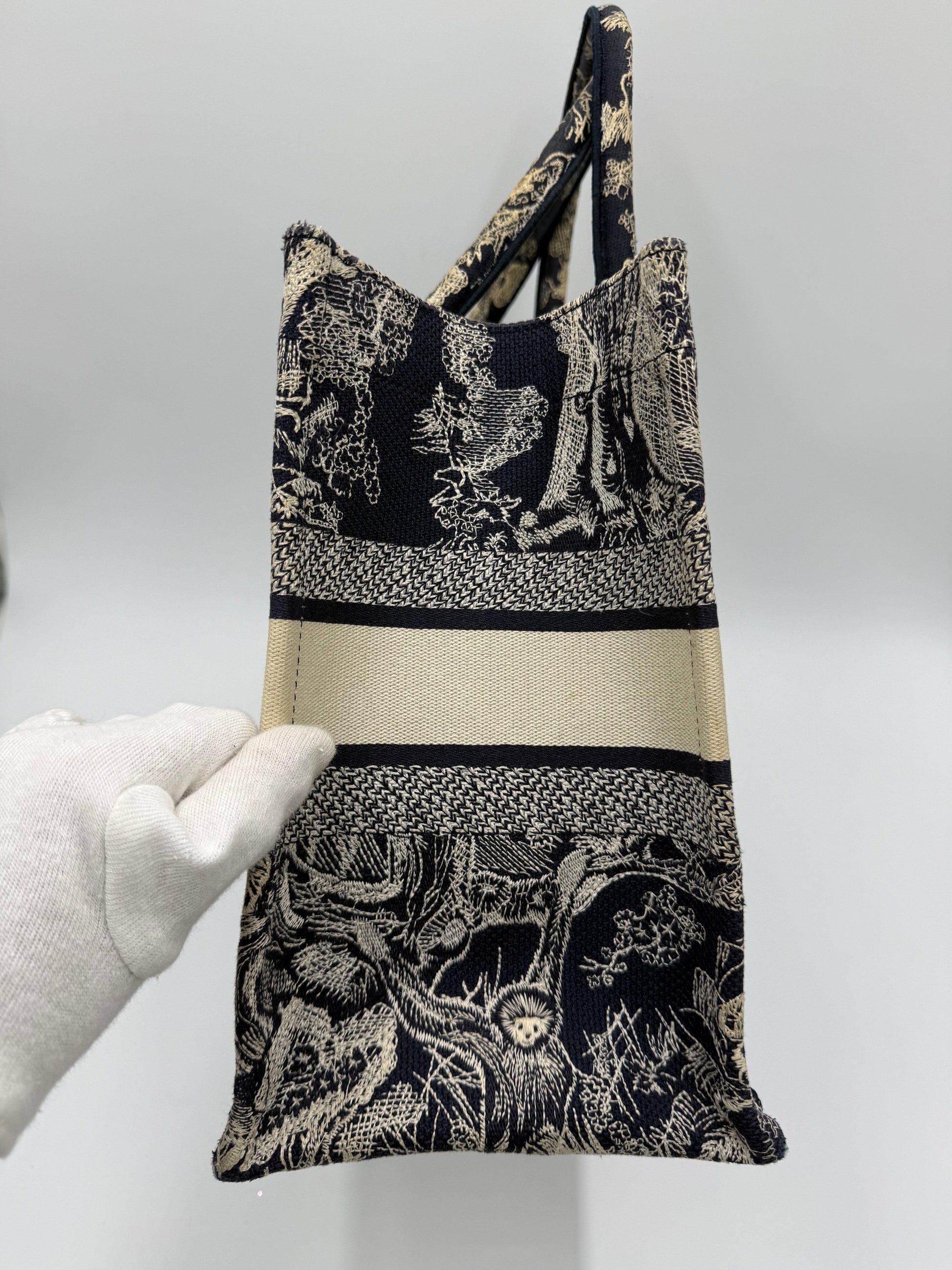 Christian-Dior-Borsa-Book-Tote-Toile-de-Jouy-Sauvage-Blu-Navy-e-Crema-70493928128836 - Pally Vintage Closet