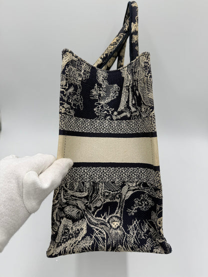 Christian-Dior-Borsa-Book-Tote-Toile-de-Jouy-Sauvage-Blu-Navy-e-Crema-70493928128836 - Pally Vintage Closet