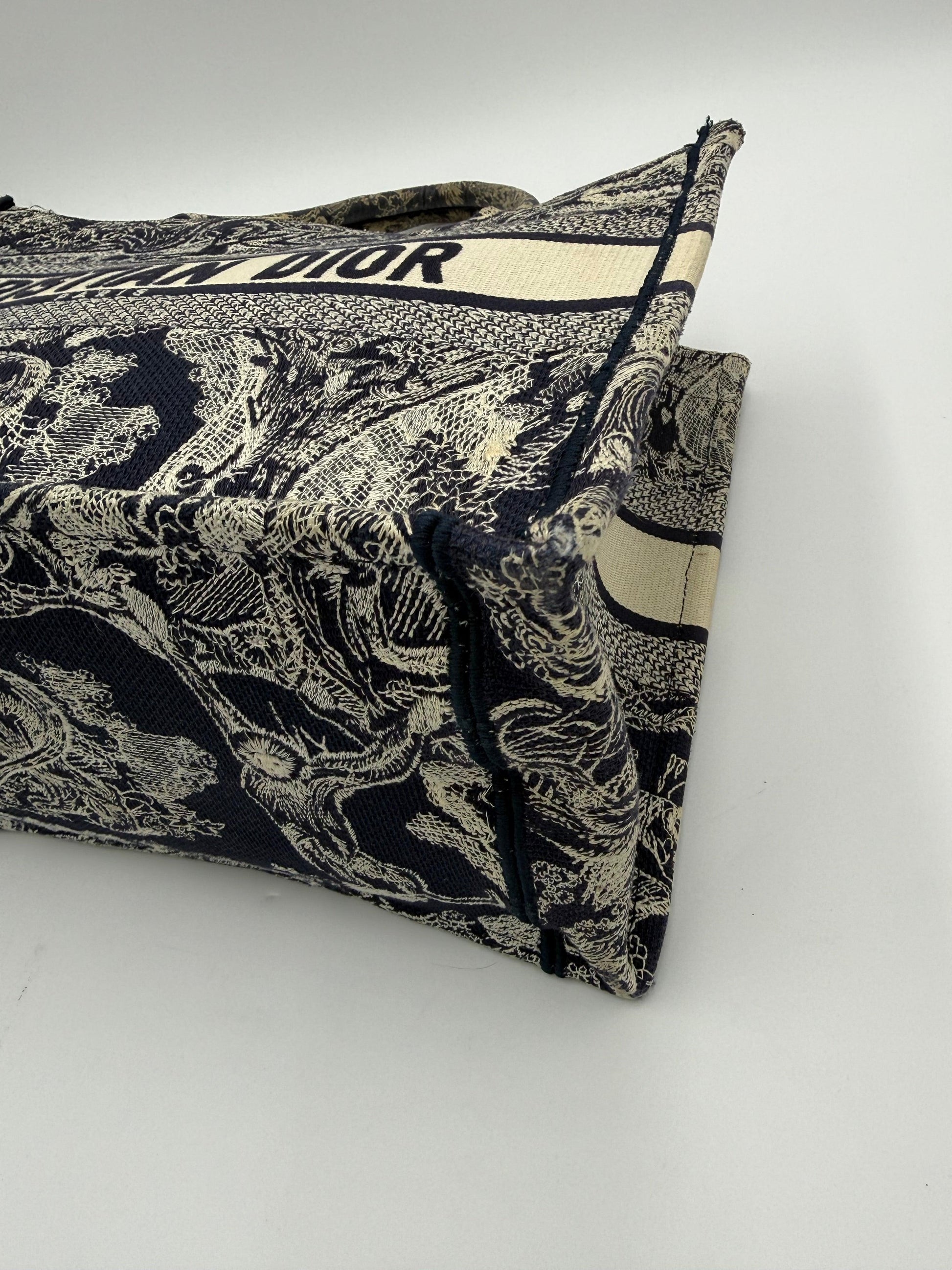 Christian-Dior-Borsa-Book-Tote-Toile-de-Jouy-Sauvage-Blu-Navy-e-Crema-70493928161604 - Pally Vintage Closet