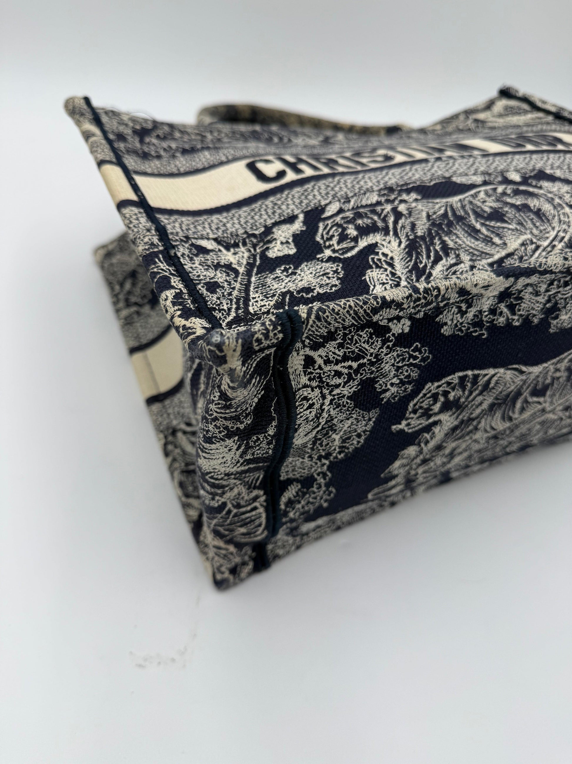 Christian-Dior-Borsa-Book-Tote-Toile-de-Jouy-Sauvage-Blu-Navy-e-Crema-70493928227140 - Pally Vintage Closet