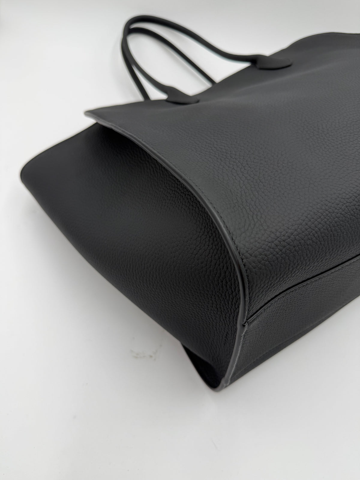 The Row Borsa Tote Marlo in Pelle Granulata Nera